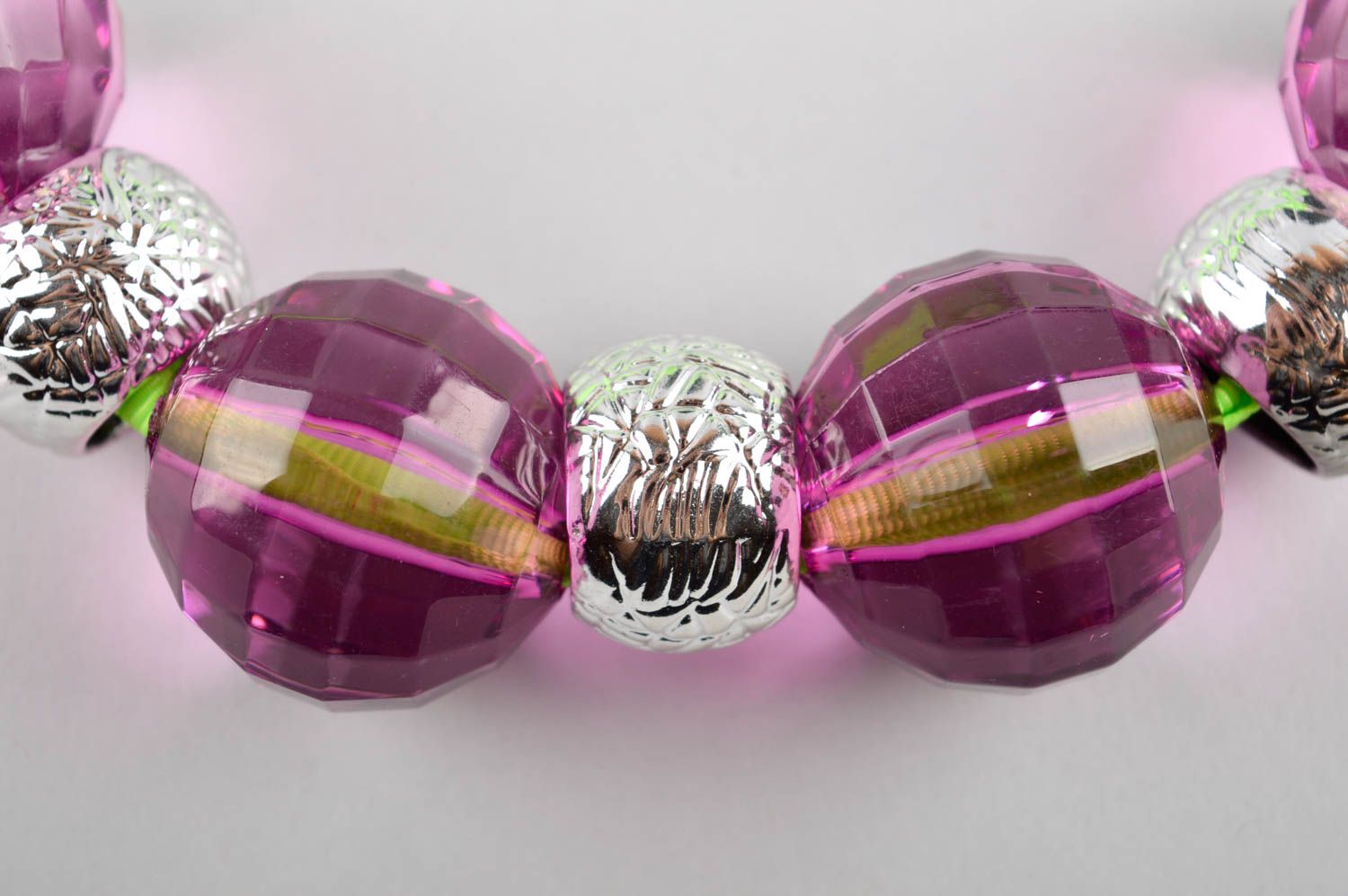 Collier fantaisie Bijou fait main cristaux violets ruban vert Accessoire femme photo 3