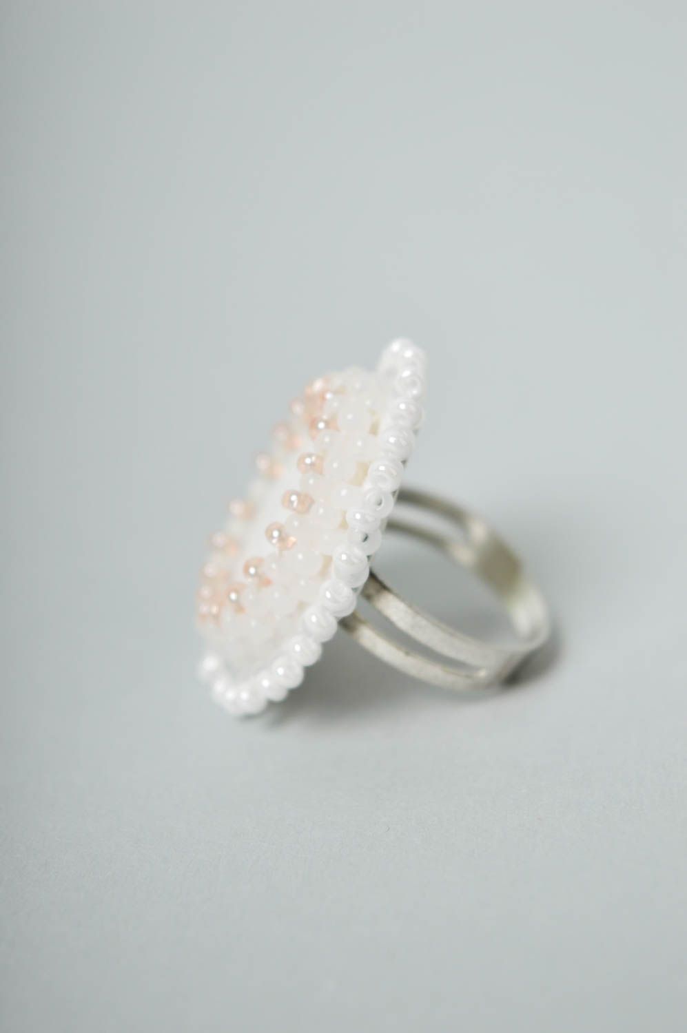 Красивое кольцо ручной работы необычное кольцо с бисером белое кольцо из кожи фото 5