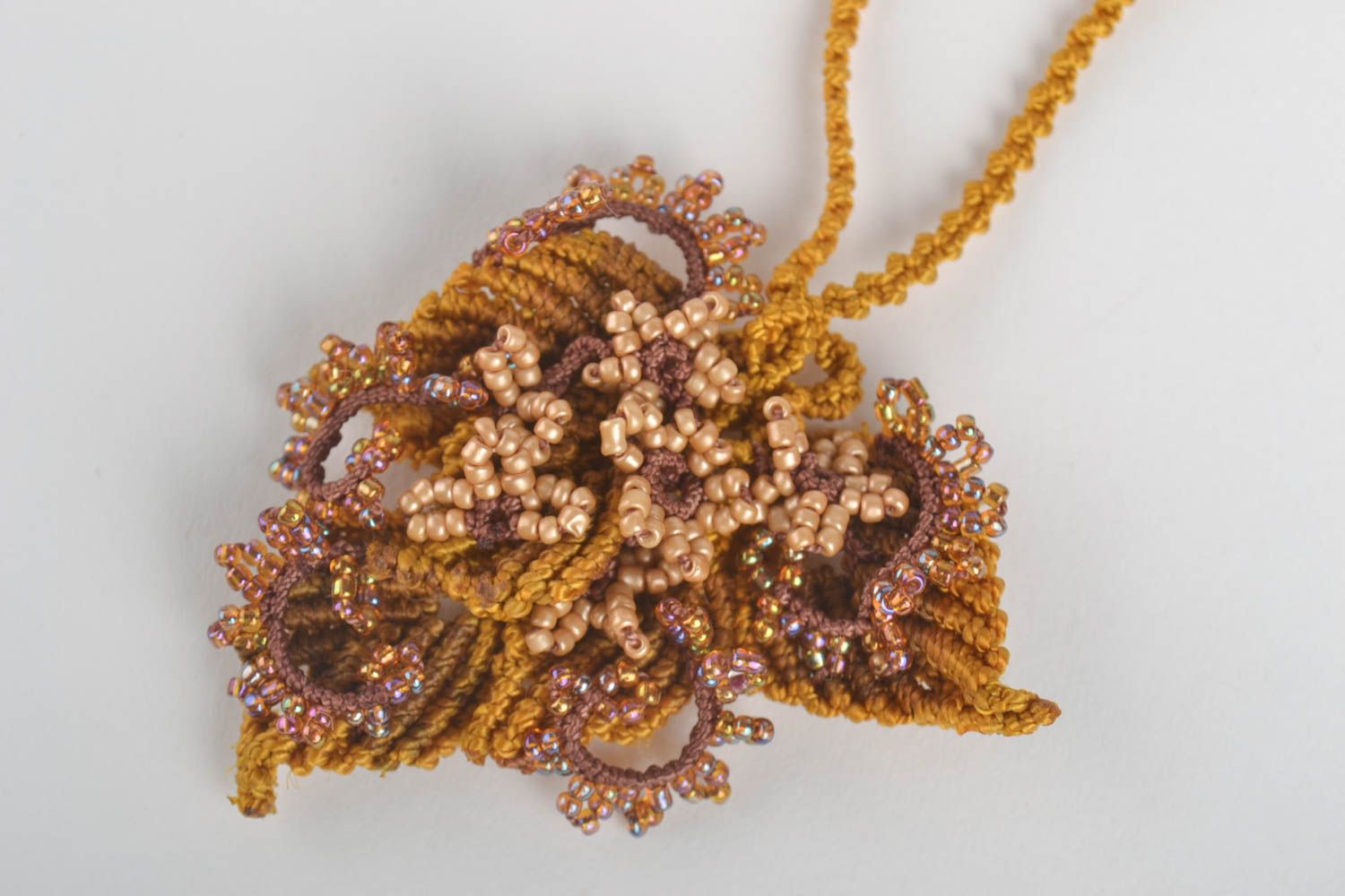 Украшение ручной работы кулон-цветок кулон на шею горчичный красивый с бисером фото 3