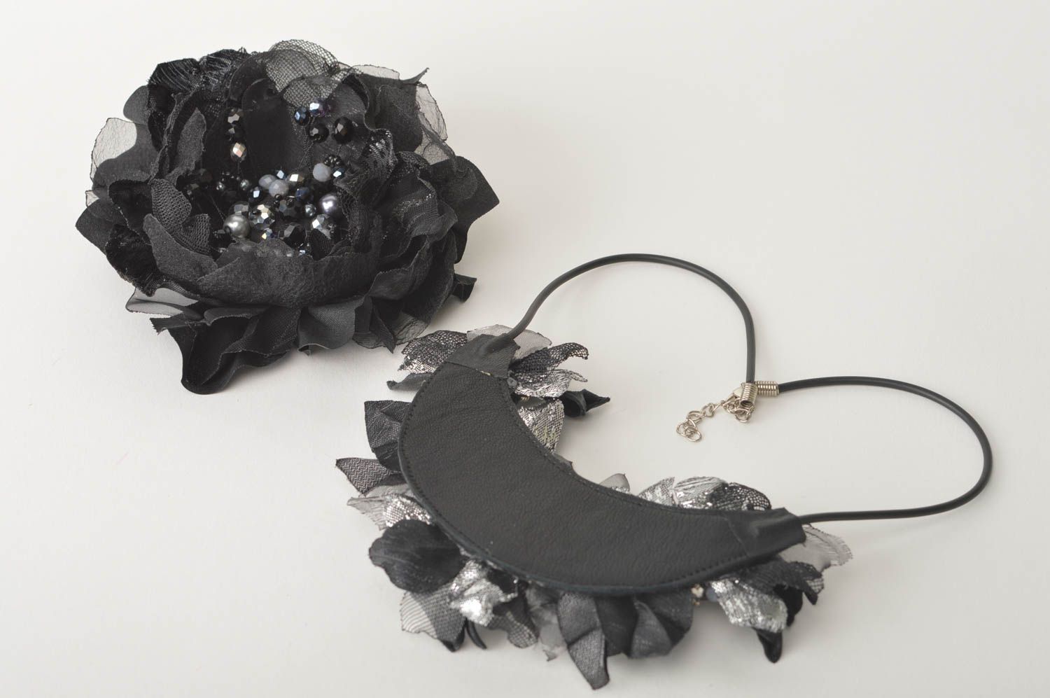 Collier en cuir massif Broche fait main Accessoires femme fleurs noires photo 5