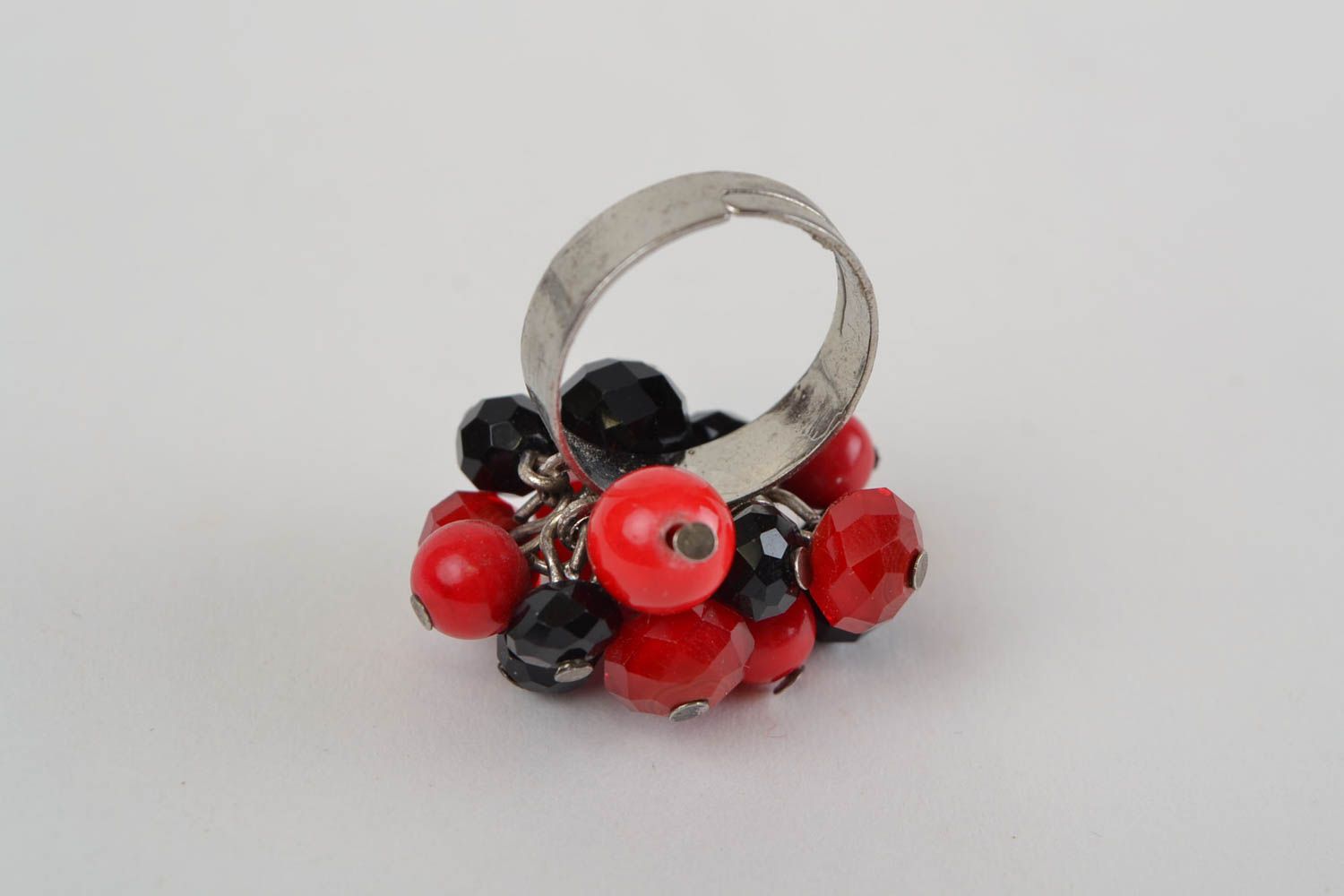 Steinen Ring aus Glasperlen schwarz mit rot verstellbar interessant handgemacht foto 5