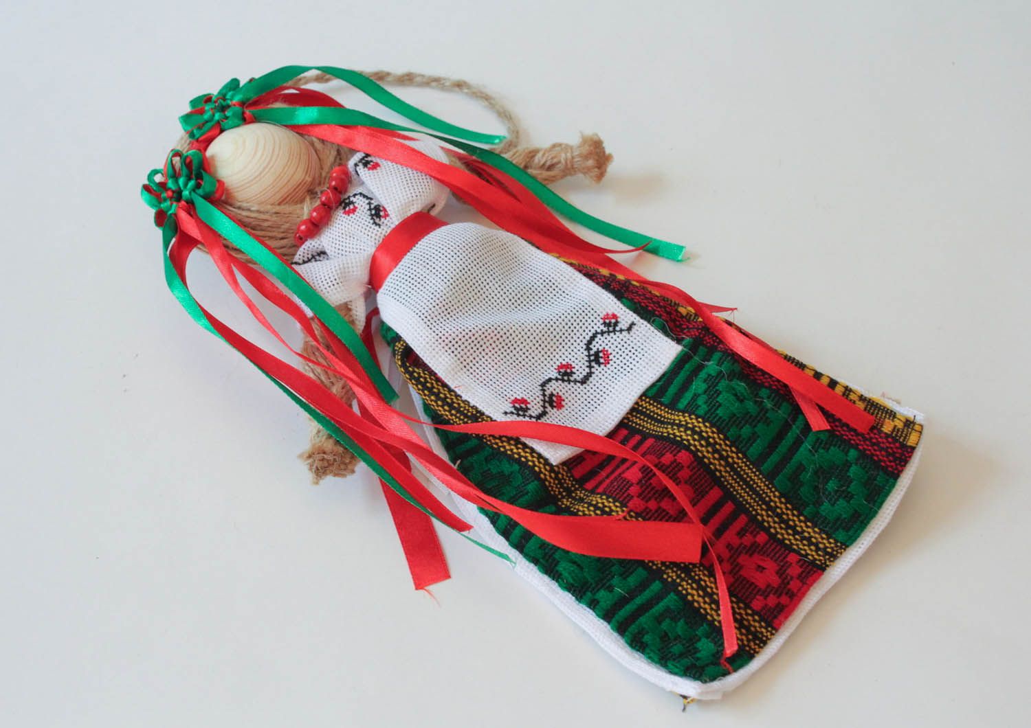 Boneca étnica protectora feita à mão de tecidos naturais Ucraniana foto 2