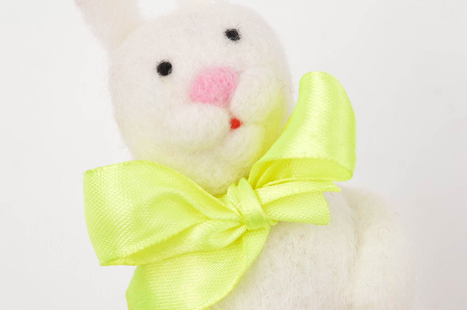 Peluche décorative fait main Jouet en laine Cadeau enfant Lapin blanc en noeud photo 5