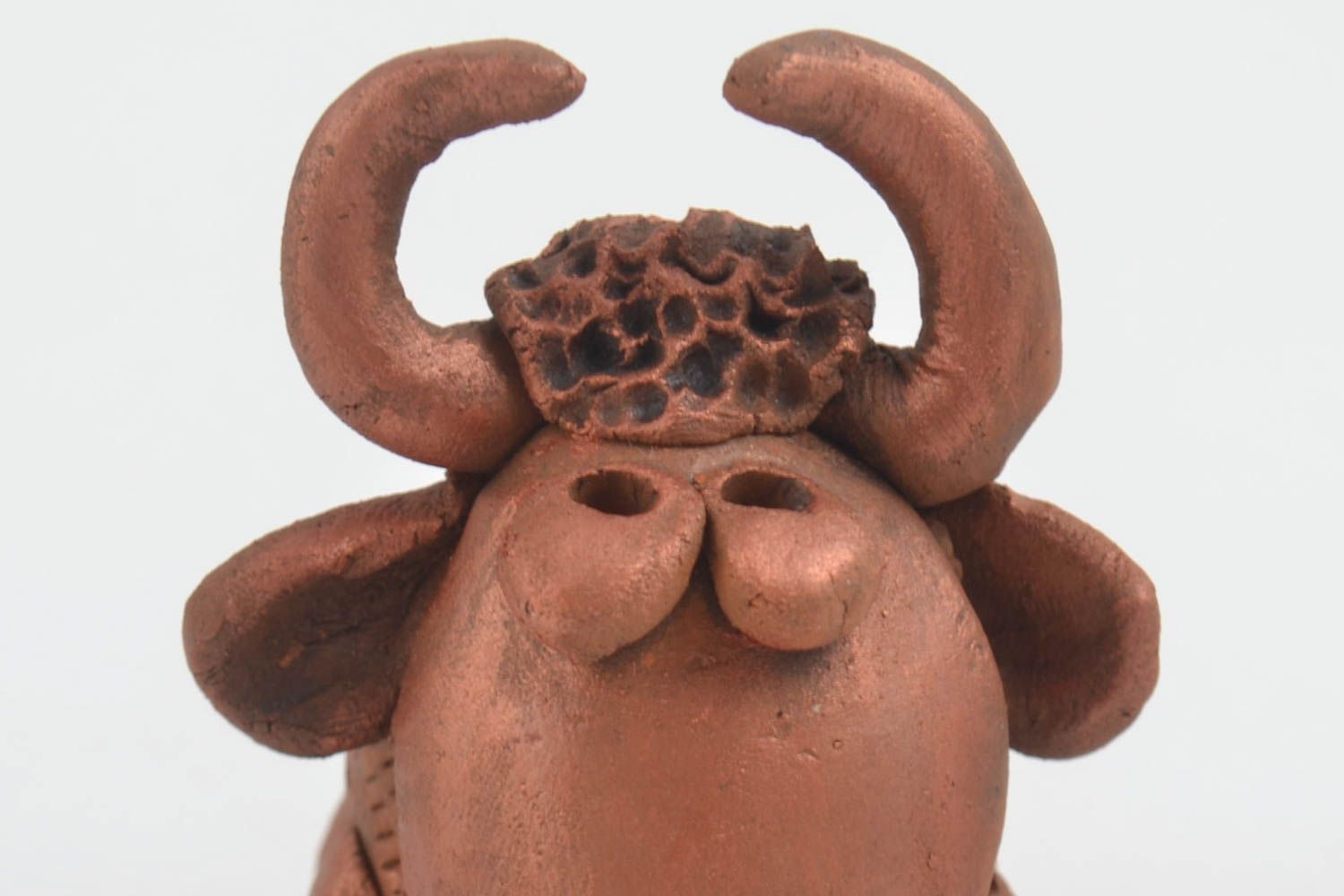 Statuetta toro in argilla fatta a mano figurina decorativa in ceramica 
 foto 2