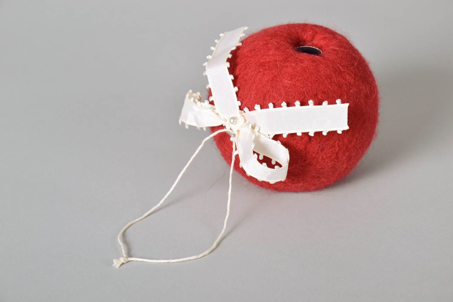 Brinquedo artesanal bola de árvore de Natal decorada com rendas foto 5