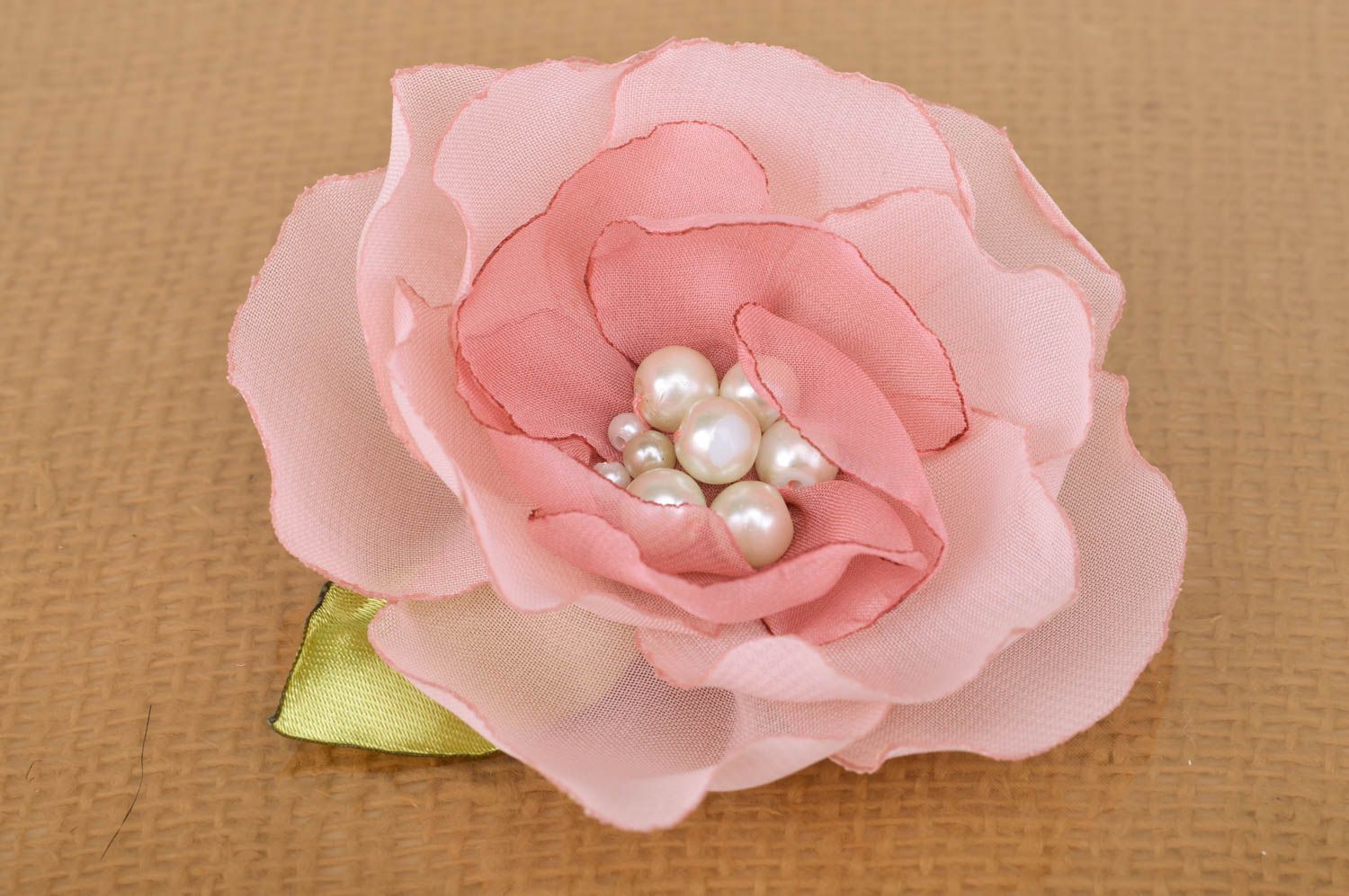 Брошь-заколка из ткани в виде розовой розы красивая ручной работы с бусинами фото 2