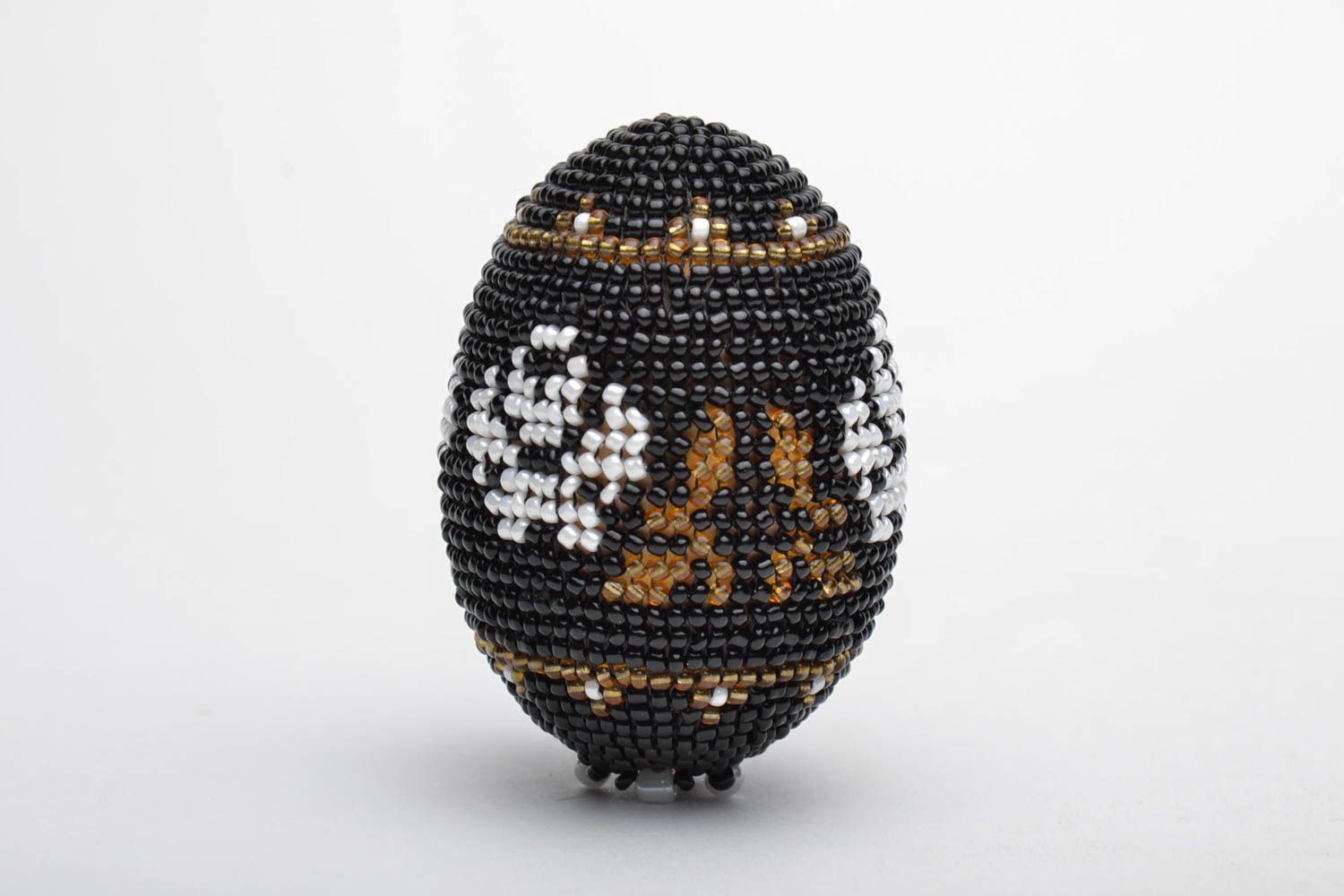 Черное бисерное яйцо на Пасху фото 3