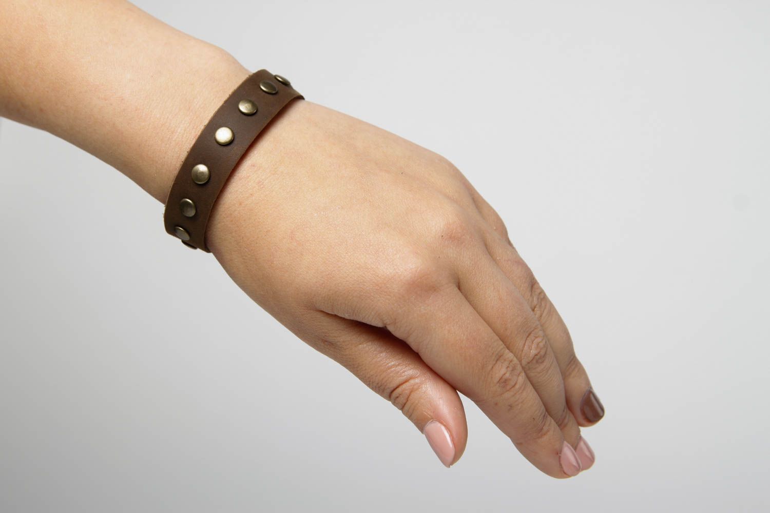Handmade braunes Nieten Armband aus Leder Designer Schmuck Accessoire für Frauen foto 2