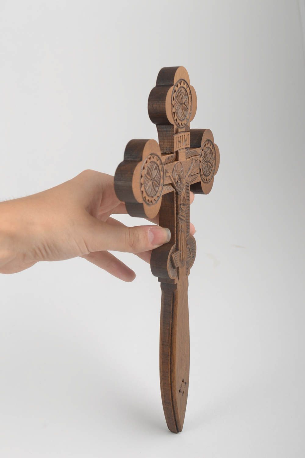 Крест ручной работы резной крест из дерева крест с распятием украшение на стену фото 5