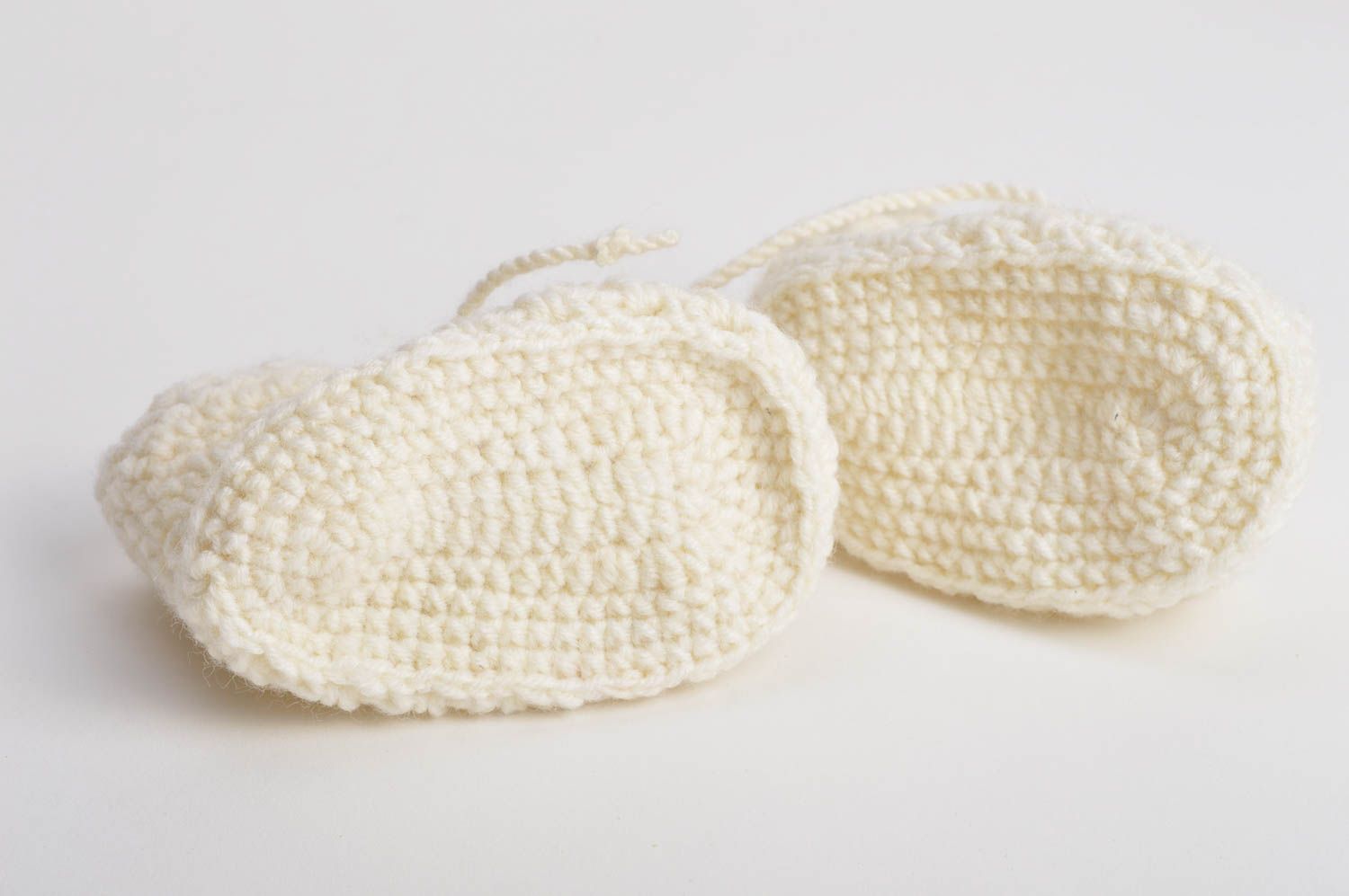 Patucos de bebé tejidos a mano de lana mezclada claros dotados con cordones foto 4