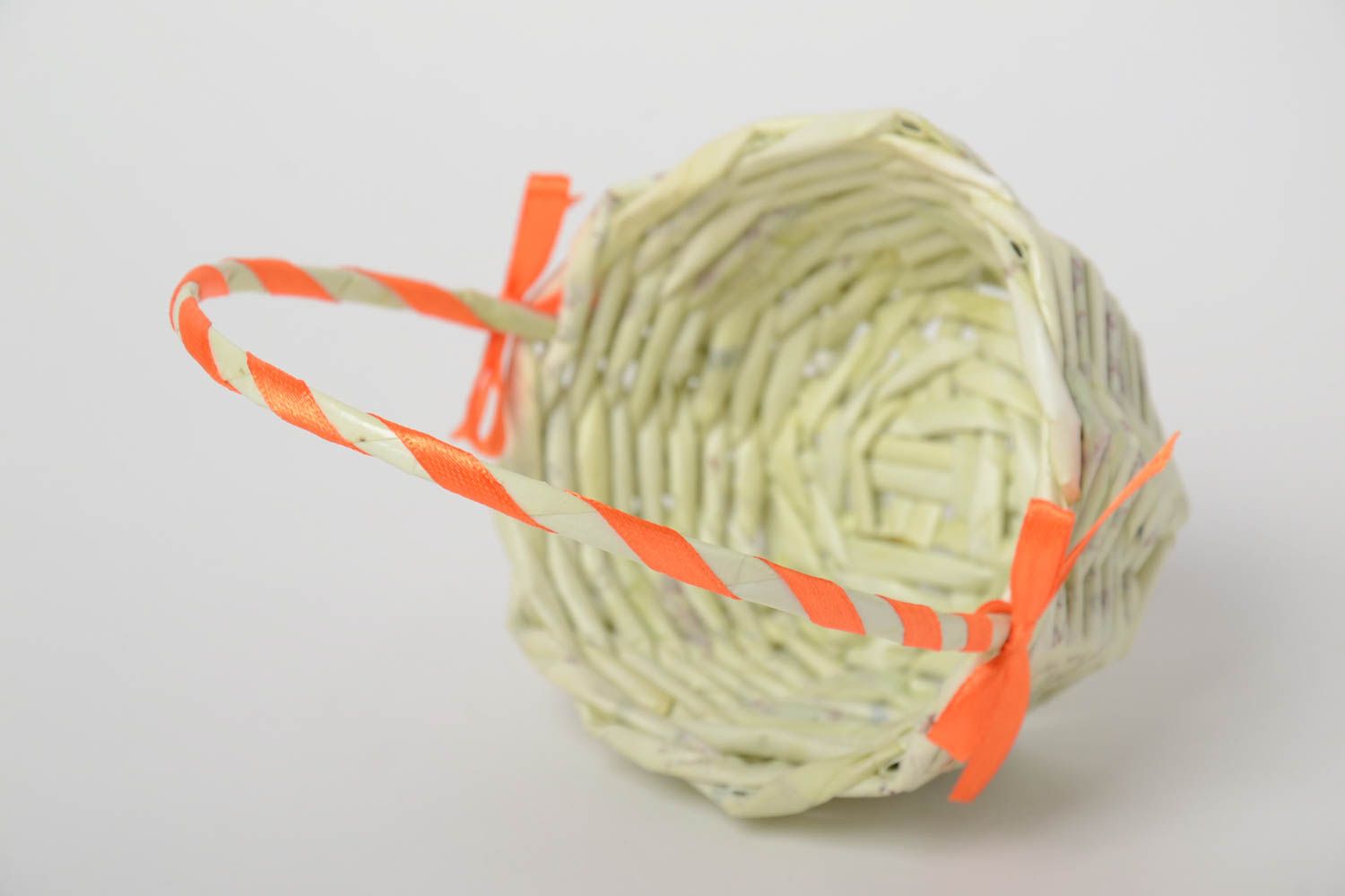 Canasta artesanal trenzada a mano de mimbre de papel cesta decorada con cinta 
 foto 3
