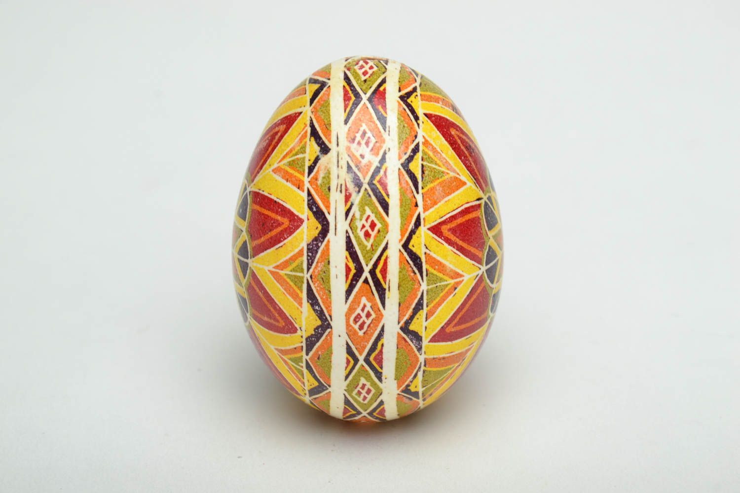 Huevo decorativo de Pascua con símbolos tradicionales foto 3