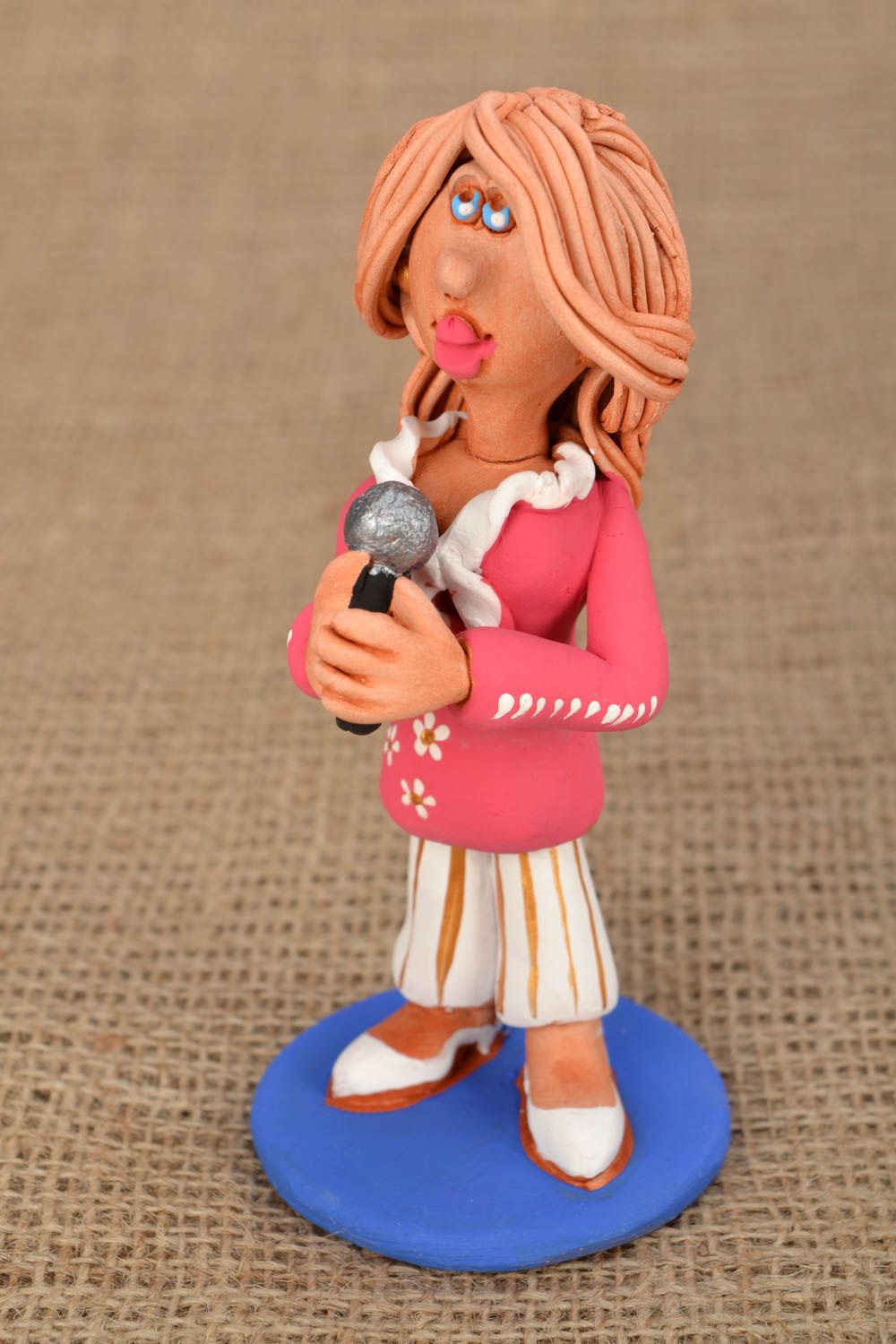 Figurine en céramique faite main Chanteuse avec microphone photo 1