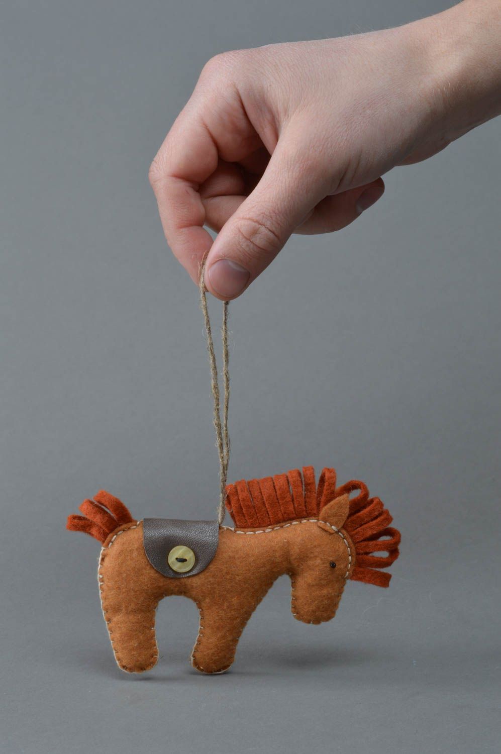 Игрушка для интерьера ручной работы из фетра коричневая в виде лошадки небольшая фото 1