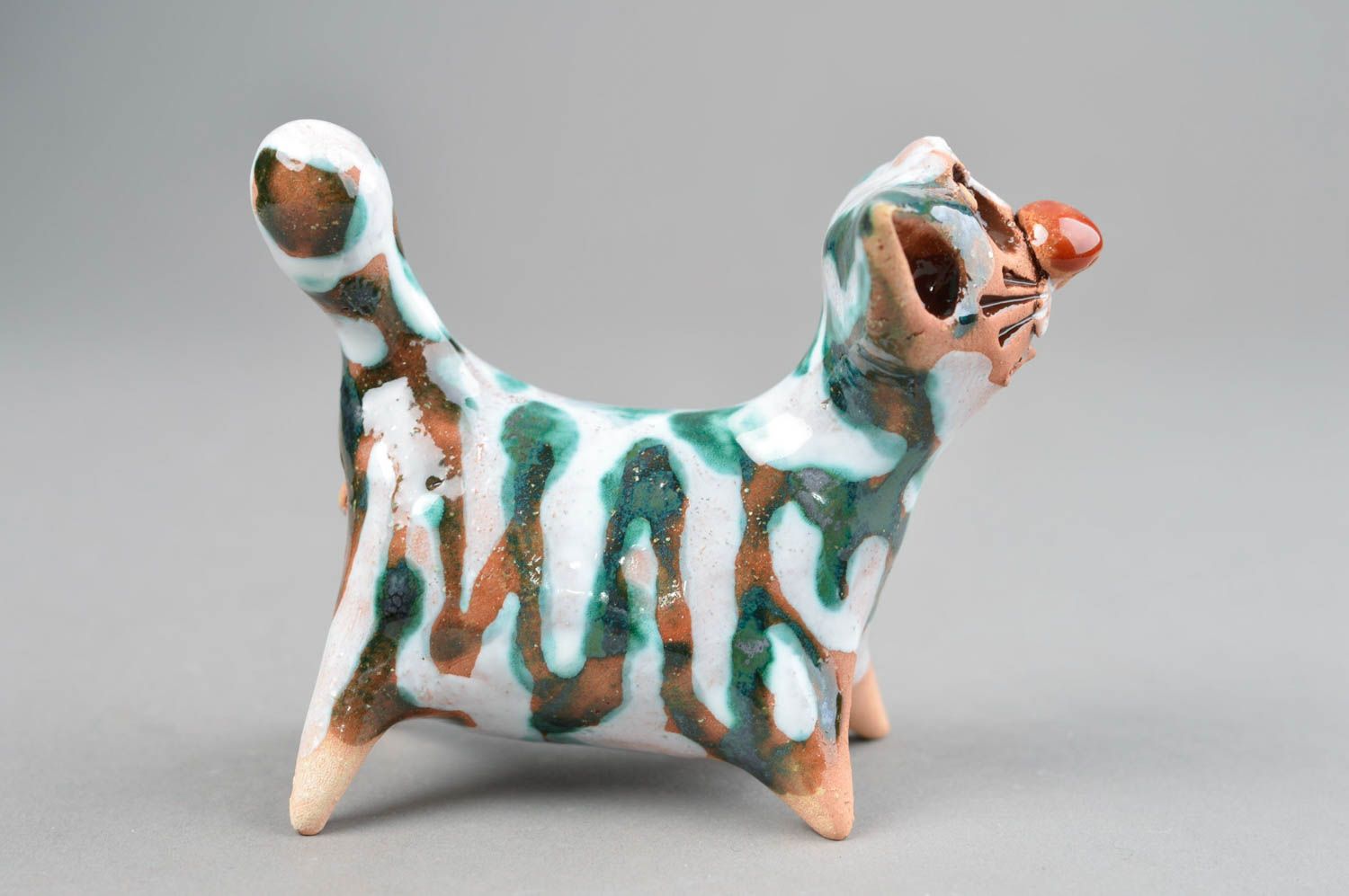 Kleine stilvolle originelle handgemachte Statuette aus Ton Katze mit Bemalung foto 4