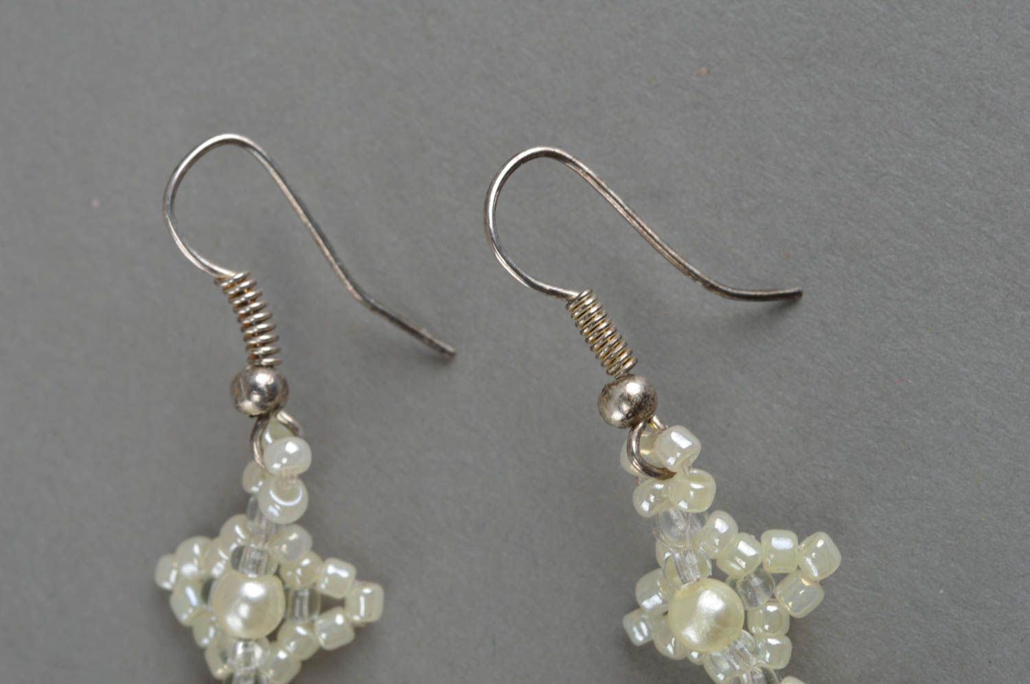 Boucles d'oreilles en perles fantaisie faites main pendantes blanches élégantes photo 4