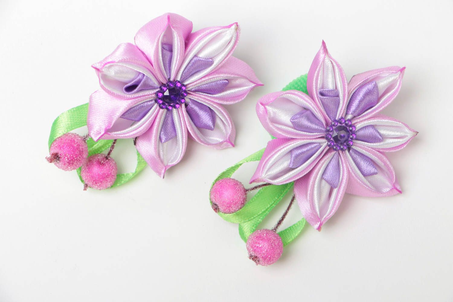 Lila Haargummi Set mit Blumen aus Atlasbändern 2 Stück künstlerische Handarbeit foto 2