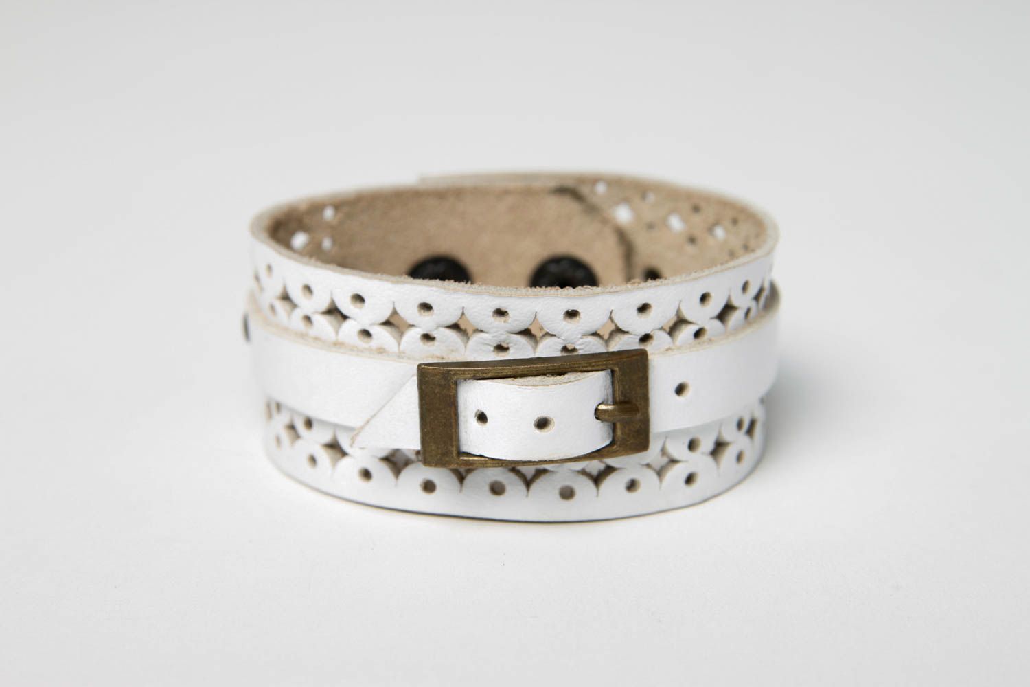 Bracelet en cuir blanc Bijou fait main large à motifs Cadeau pour femme photo 3