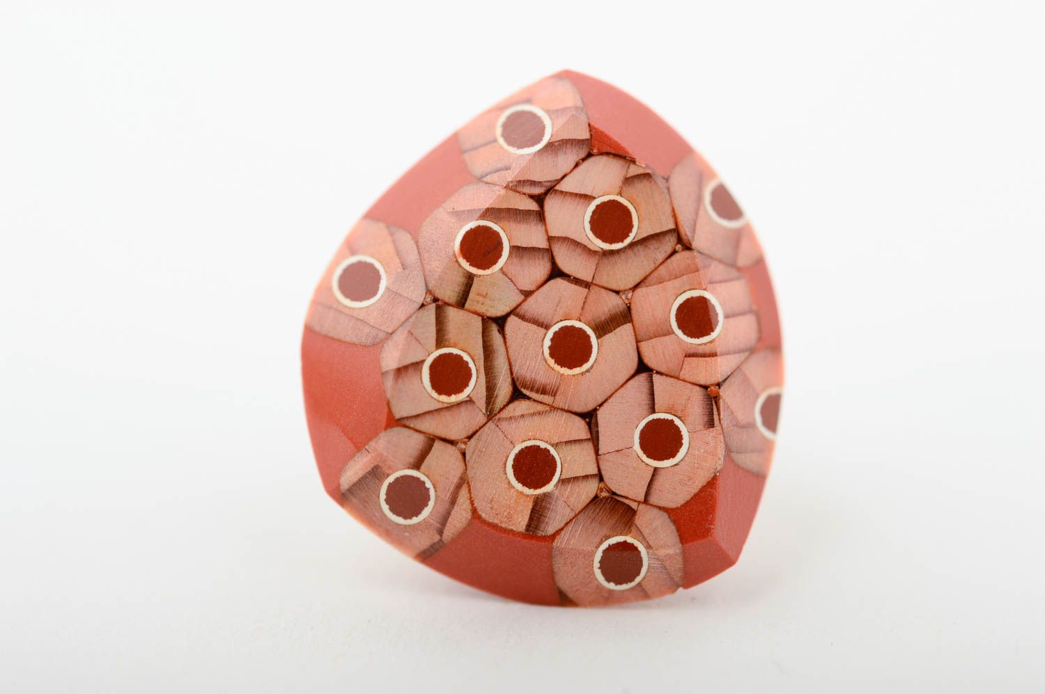 Украшение ручной работы красное крупное кольцо из карандашей авторское кольцо фото 3