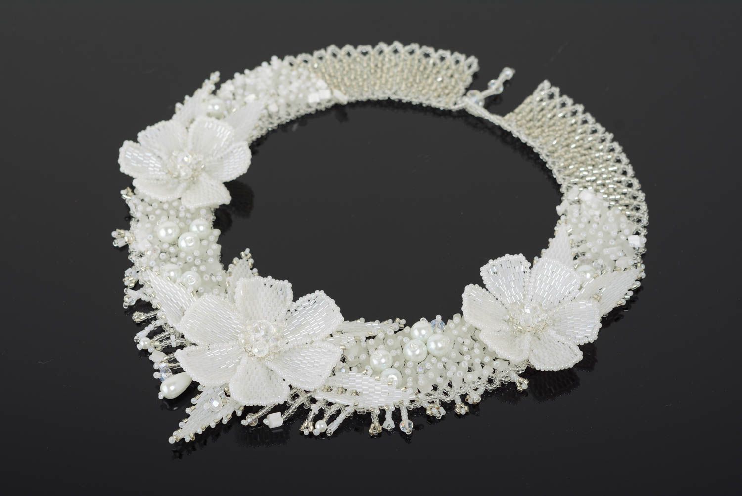 Festliches weißes handgemachtes Collier aus Glasperlen für weiße Kleidung foto 1