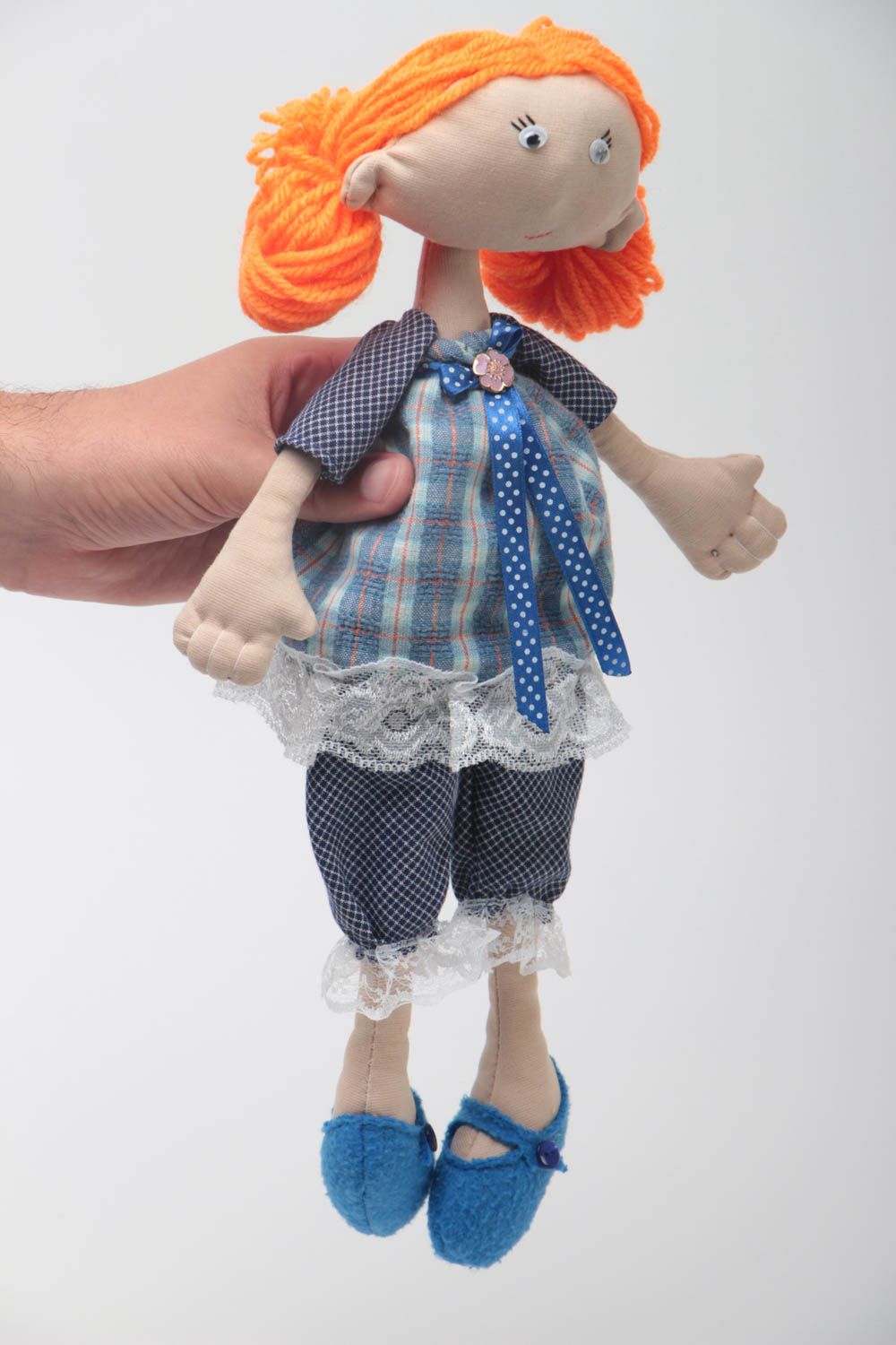 Мягкая тканевая кукла ручного пошива в голубом хлопковом платьице с кружевами  фото 5