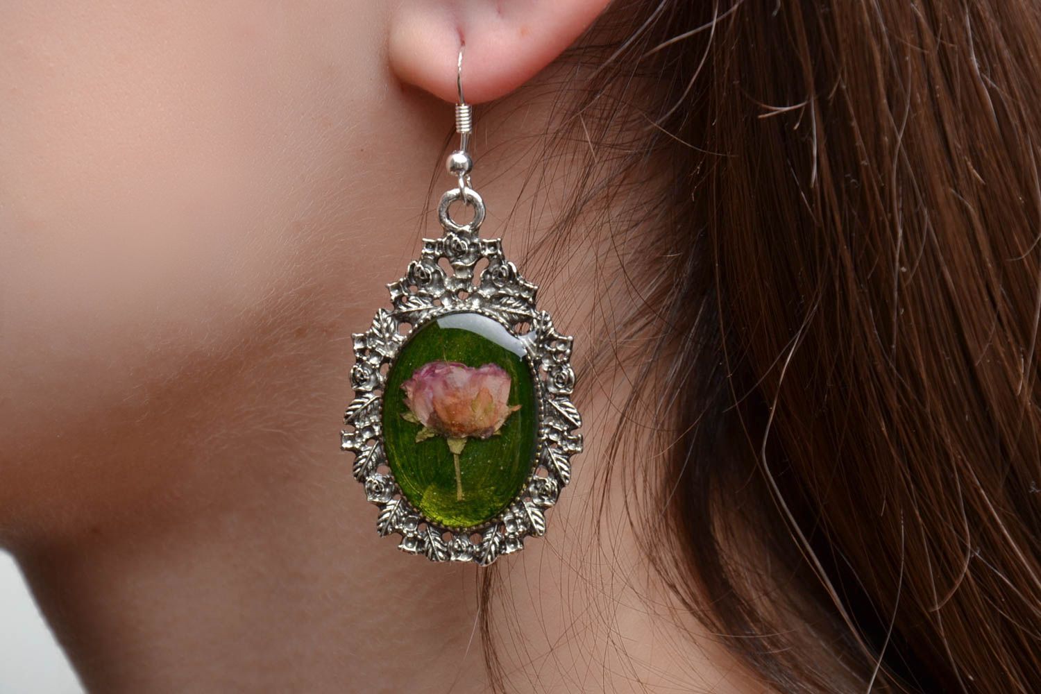 Vintage dangle earrings with natural flowers and epoxy resin photo 2