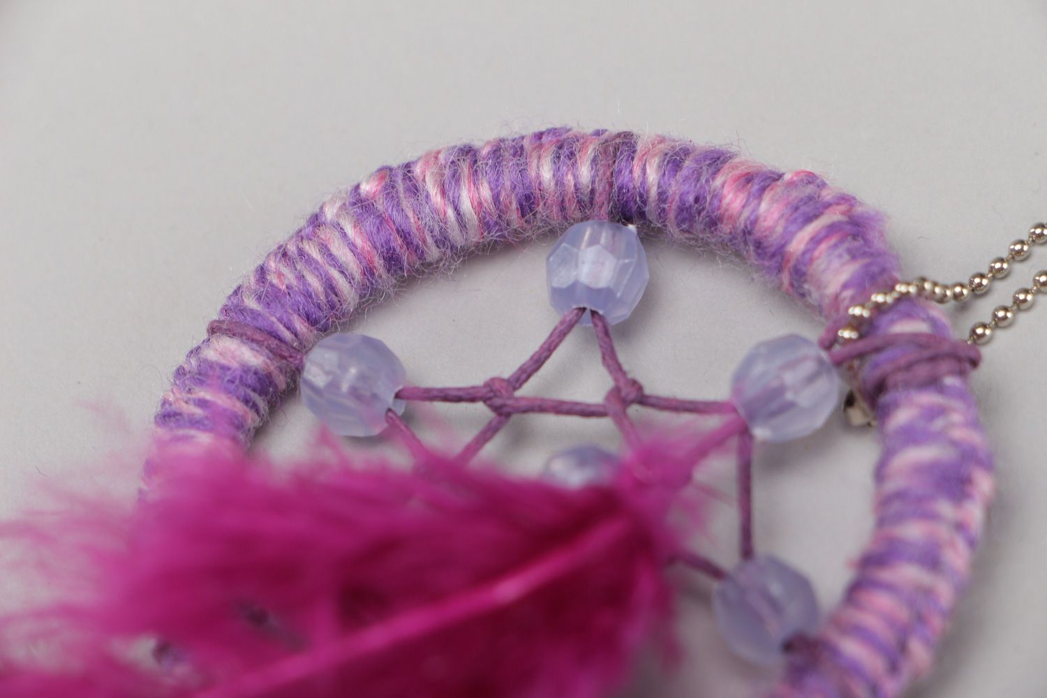 Bijou de sac capteur de rêves couleur lilas fait main avec plume fils à coudre photo 4