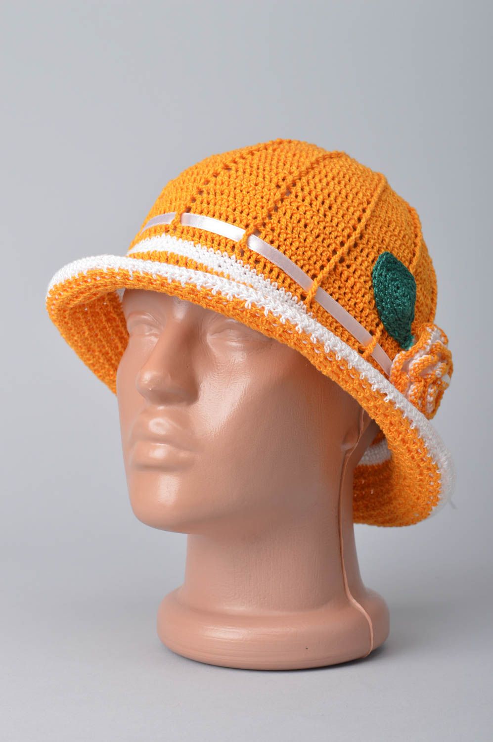 Bonnet tricot Chapeau au crochet fait main Vêtement enfant orange avec fleur photo 1