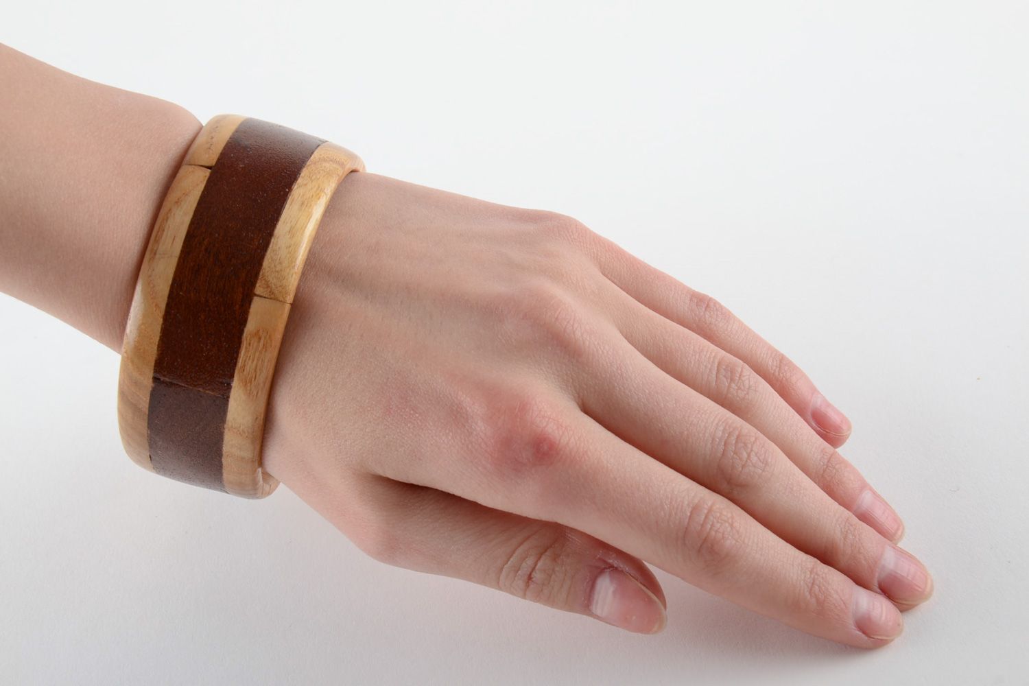 Handgemachtes Armband aus Holz Breit Massiv im ethnischen Stil mit Öko Lack  foto 5