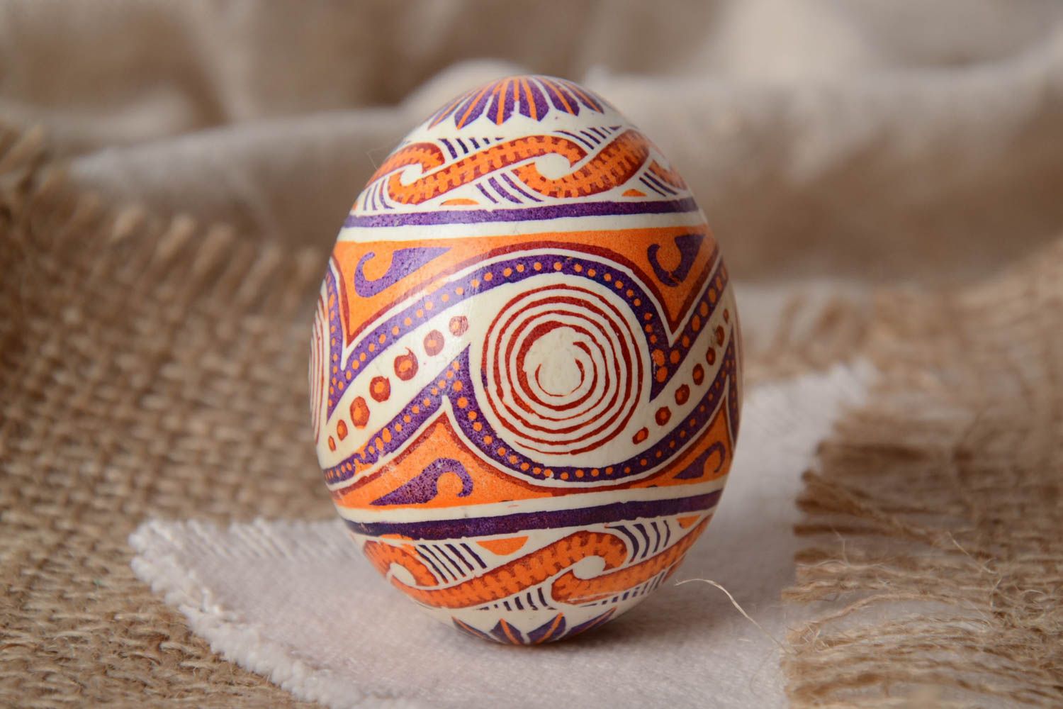 Huevo de Pascua de gallina pintado en técnica de cera artesanal multicolor foto 1