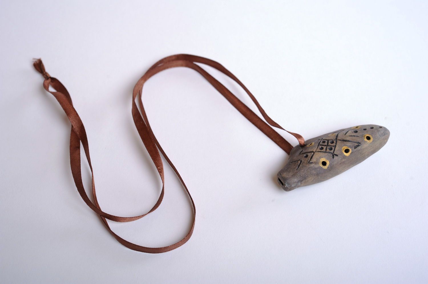 Silbato amuleto de arcilla con propiedades protegedoras foto 1