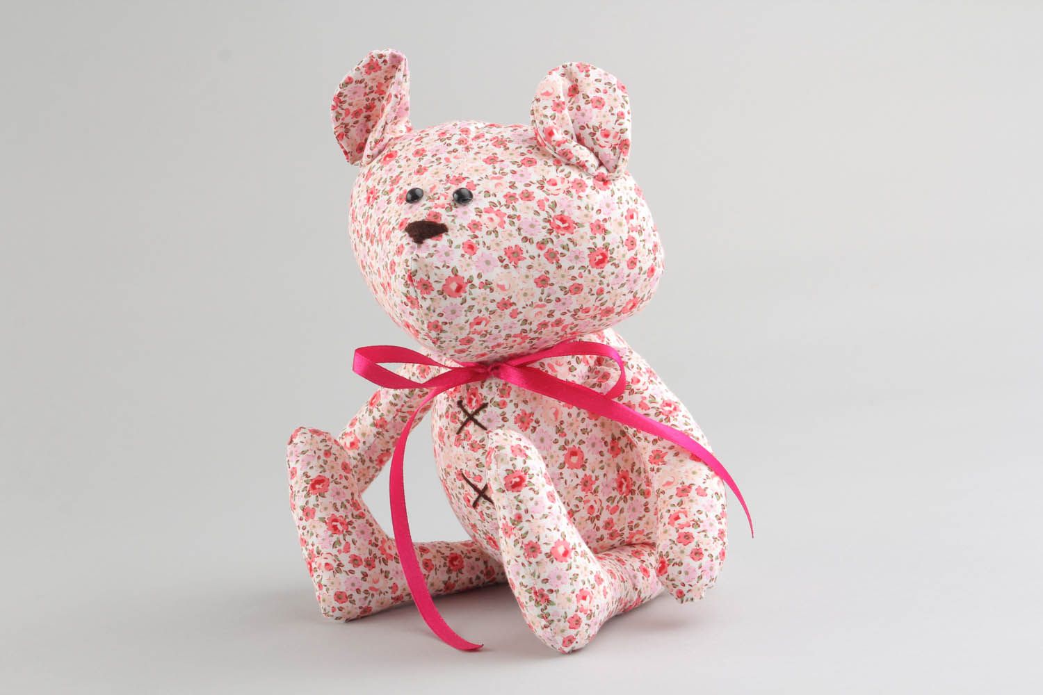 Brinquedo macio artesanal de pelúcia costurado de têxtil Urso de cor rosa foto 1