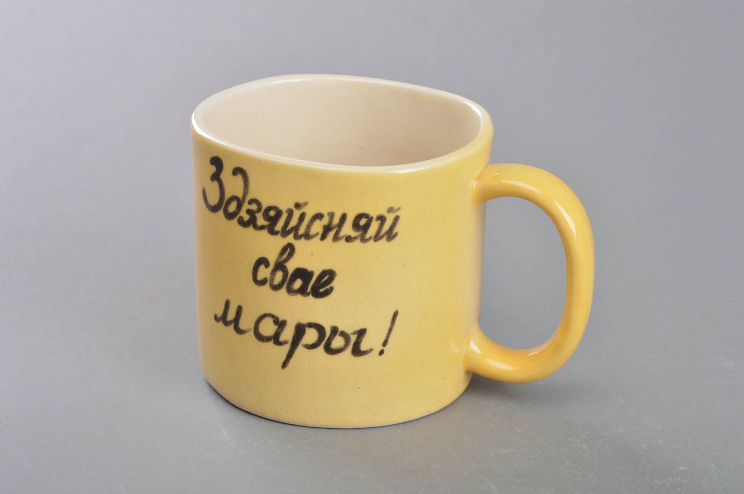 Желтая чашка из фарфора с котом ручной работы расписанная глазурью оригинальная фото 3