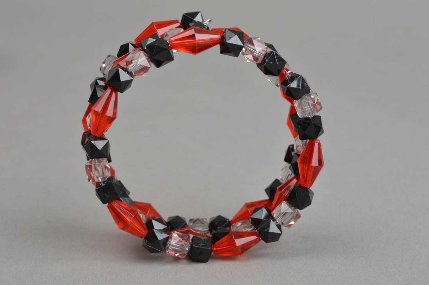 Bracelet en perles fantaisie rouges noires et transparentes fait main Moderne photo 4