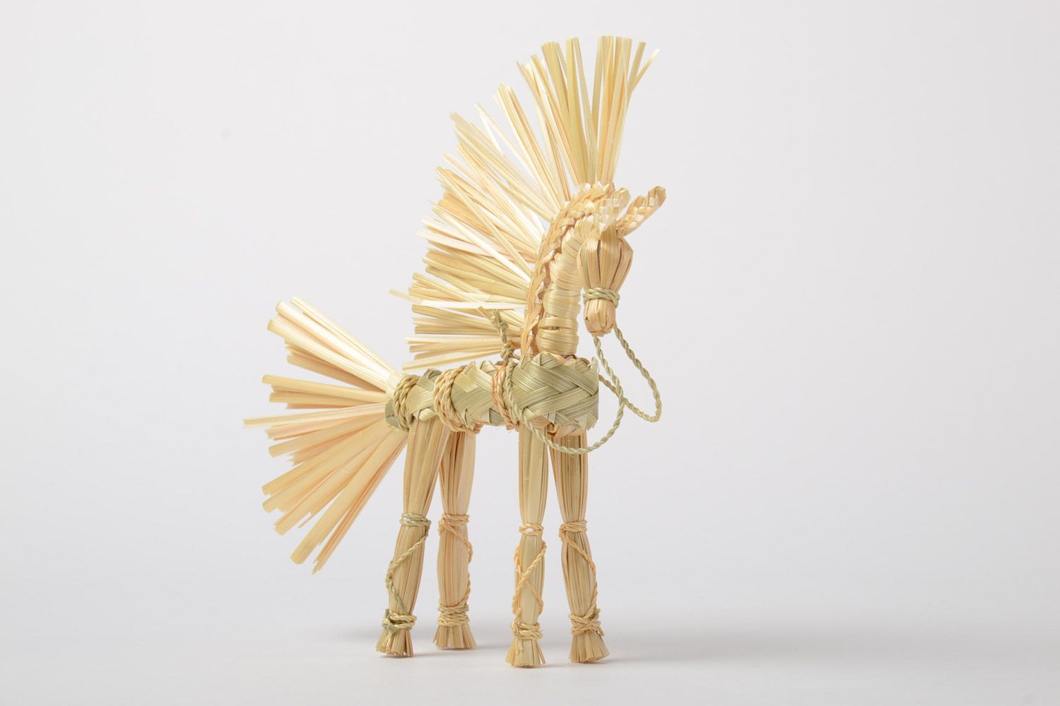 Handmade Spielzeug aus Stroh in Form von geflochtenem Pferd slawisch klein schön foto 5
