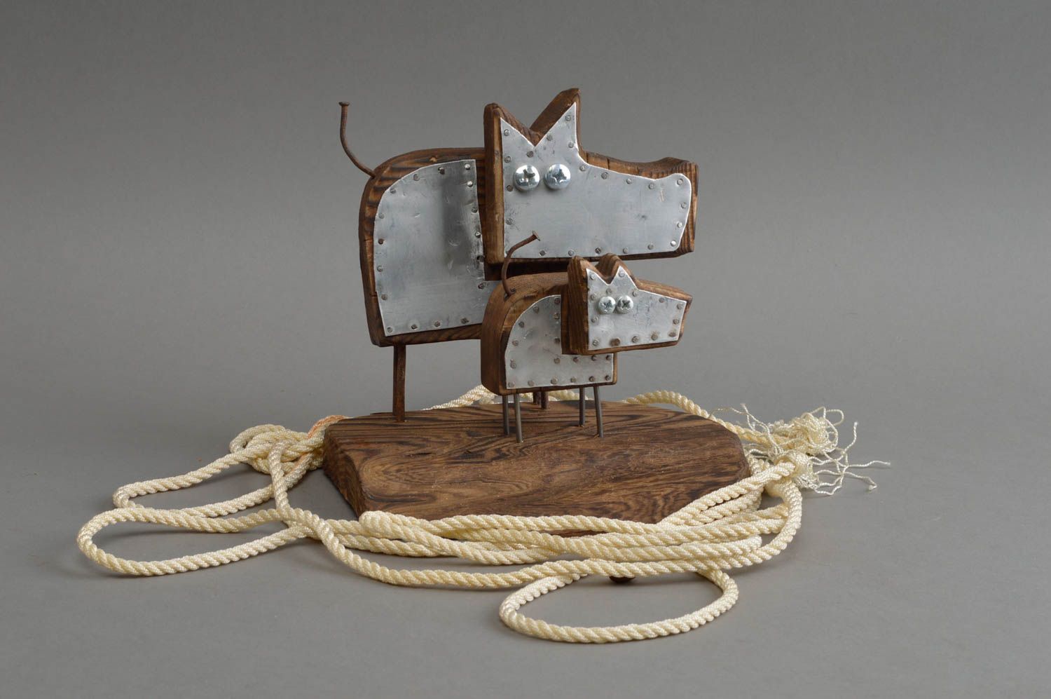 Figurine décorative en bois et métal faite main originale Deux chiens amusants photo 1