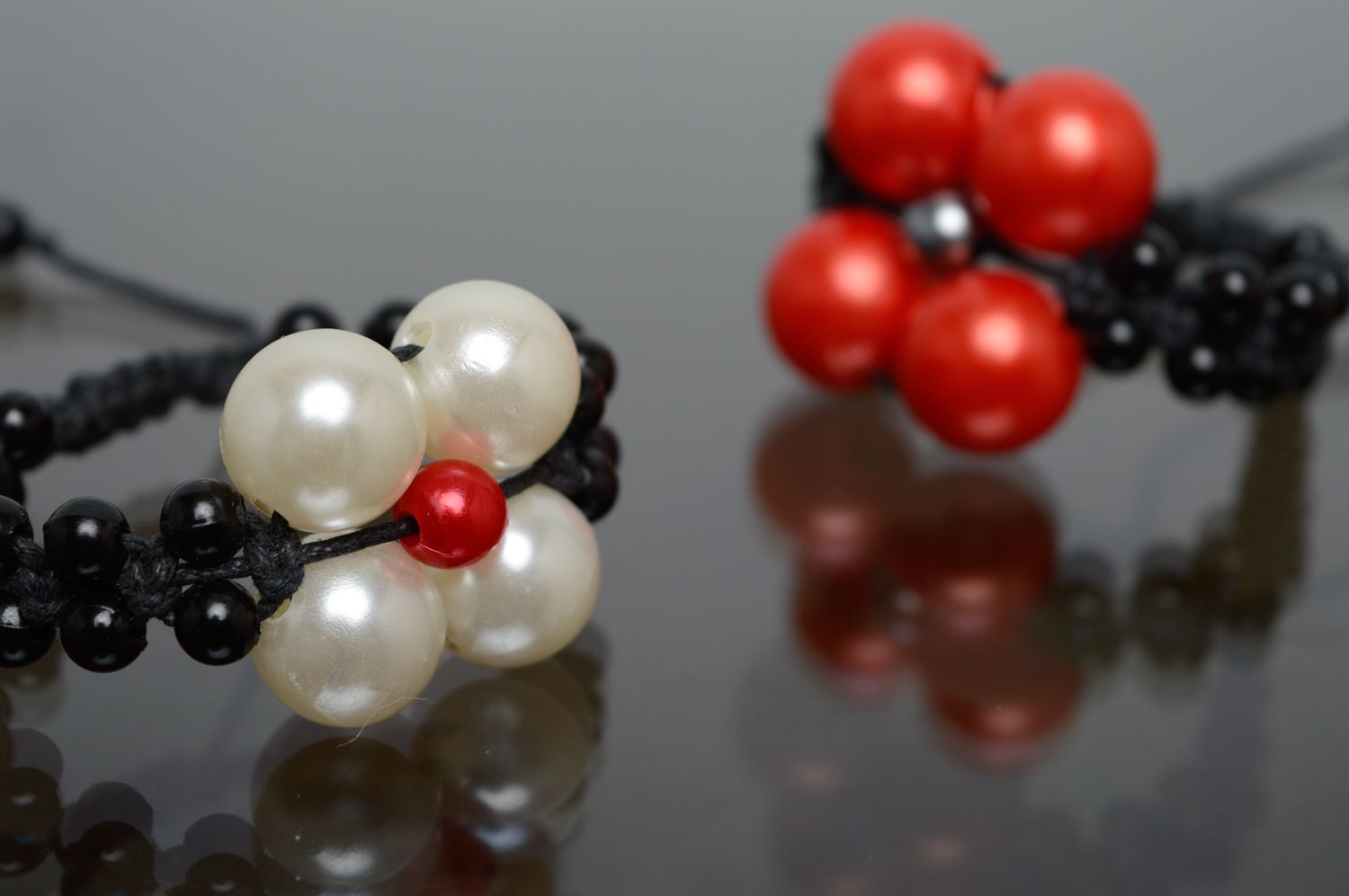 Bracelet en macramé original lacet noir ciré et perles en céramique fait main photo 5
