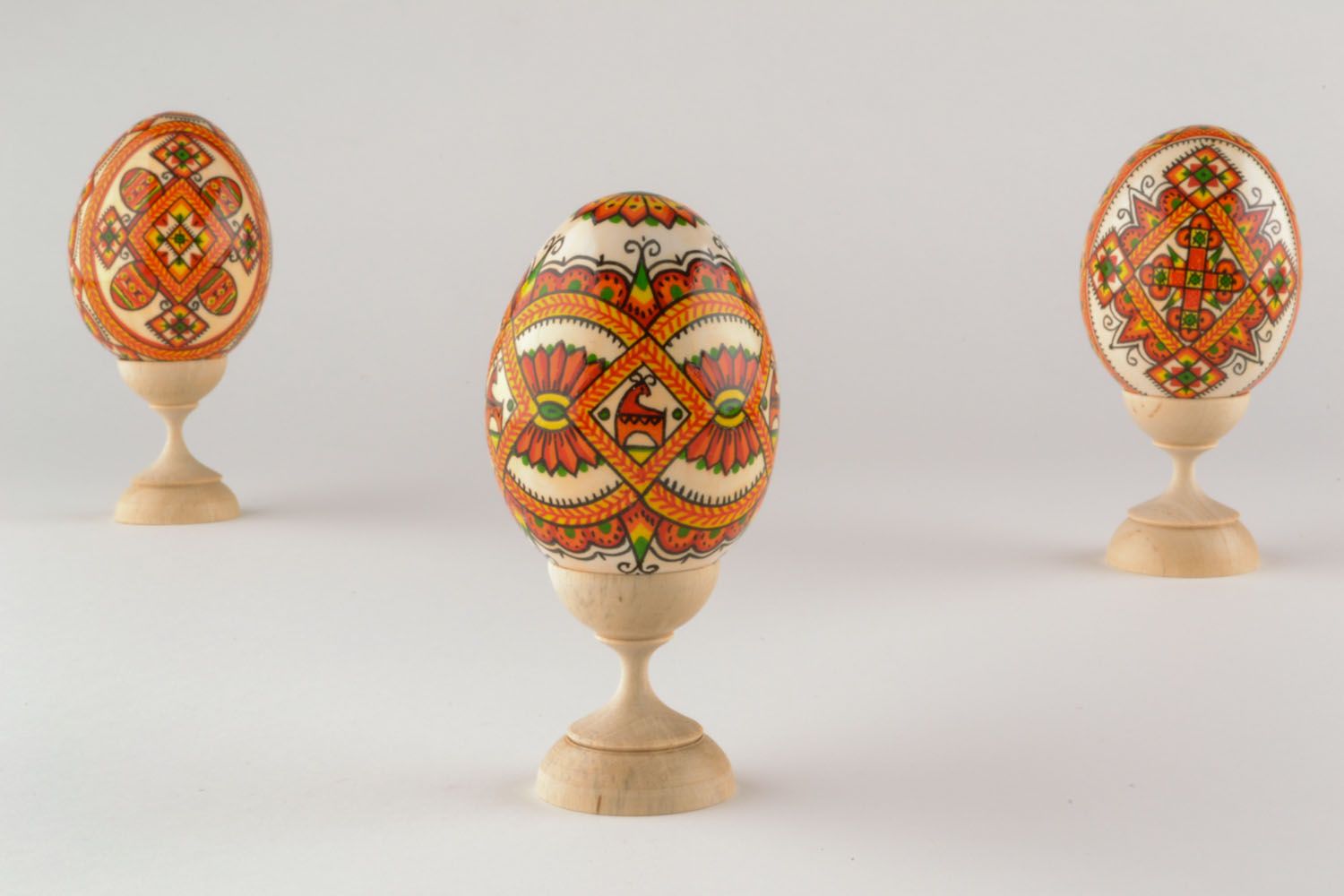 Huevo de Pascua de madera con ornamento étnico foto 1