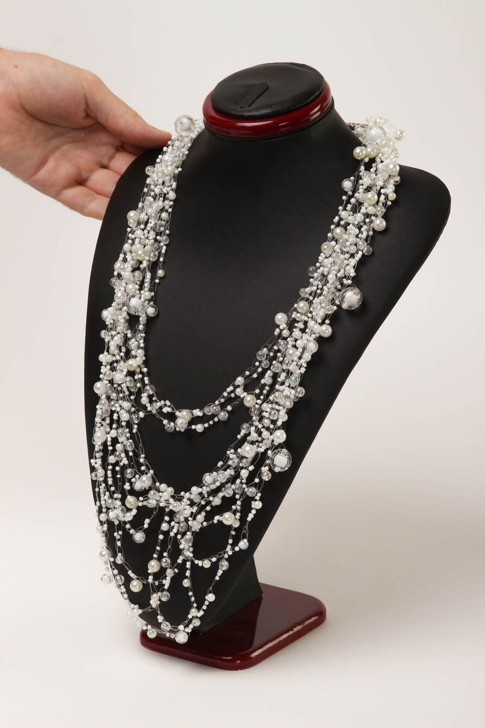 Колье из бусин украшение ручной работы белое ожерелье красивая бижутерия фото 5