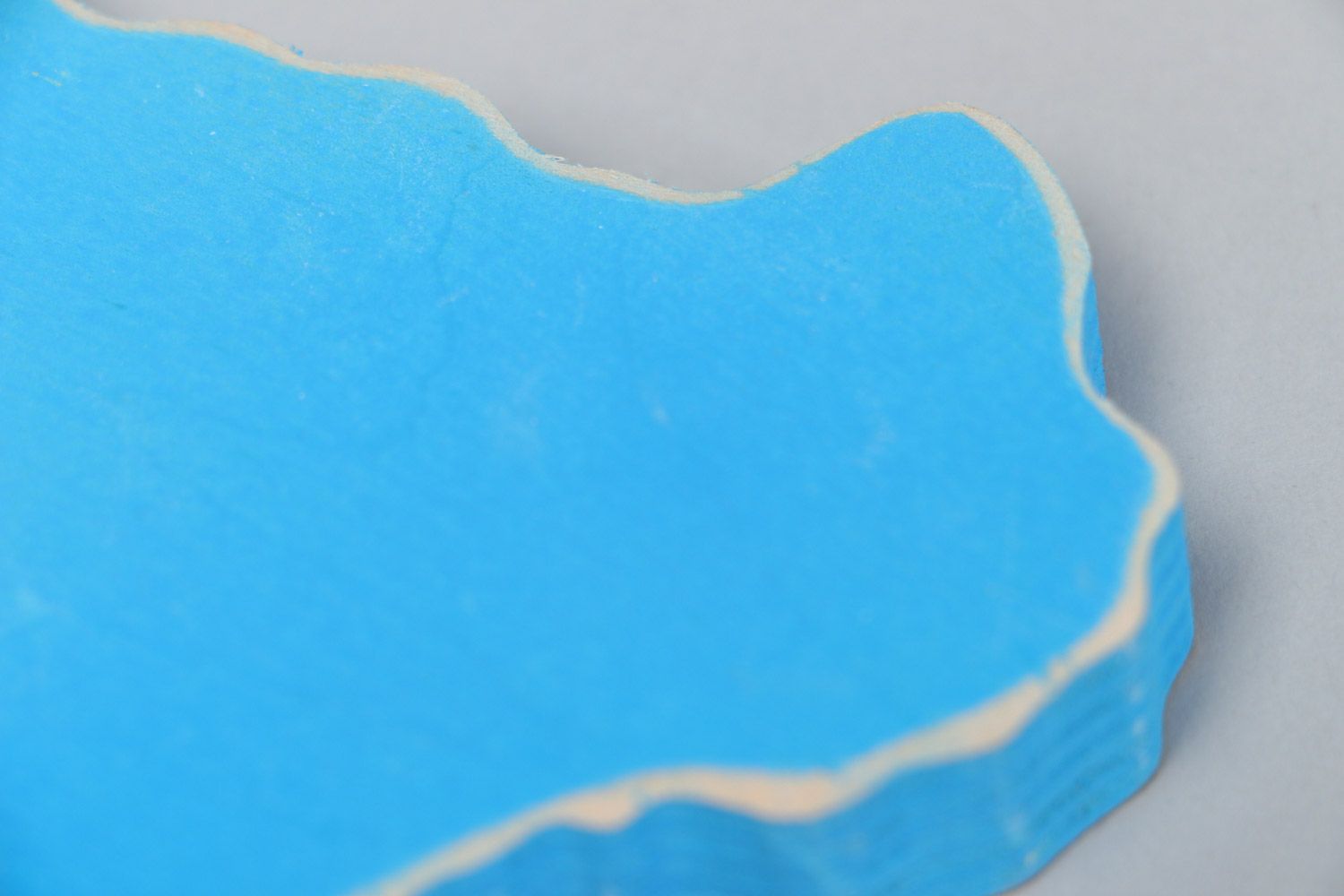 Petite figurine plate en bois peinte bleue faite main en forme de mouton photo 4