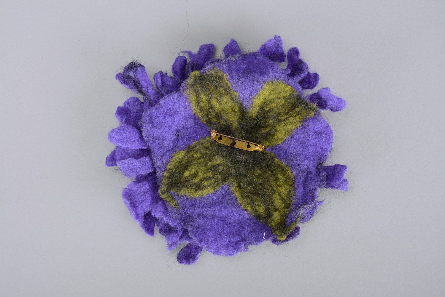 Broche en laine faite main Fleur violette photo 3