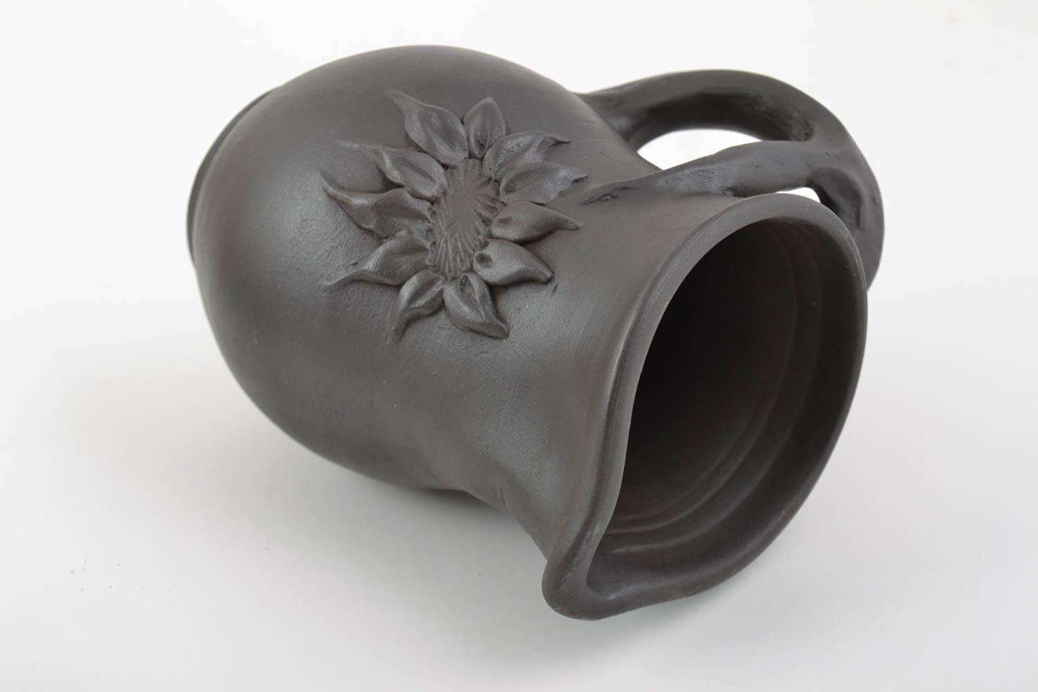 Глиняный кувшин для воды с подсолнухом черный ручной работы объемом 2 литра фото 5