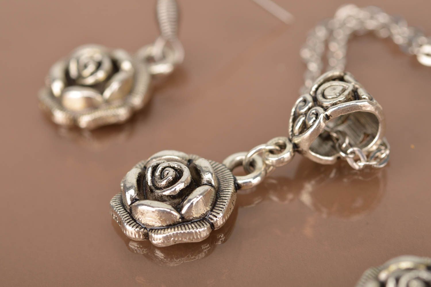 Bijoux fait main Pendentif en métal Boucles d'oreilles pendantes forme de roses photo 5