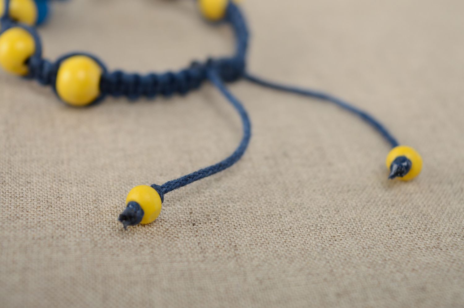 Bracelet en macramé avec perles en bois bleu et jaune fait main pour femme photo 4