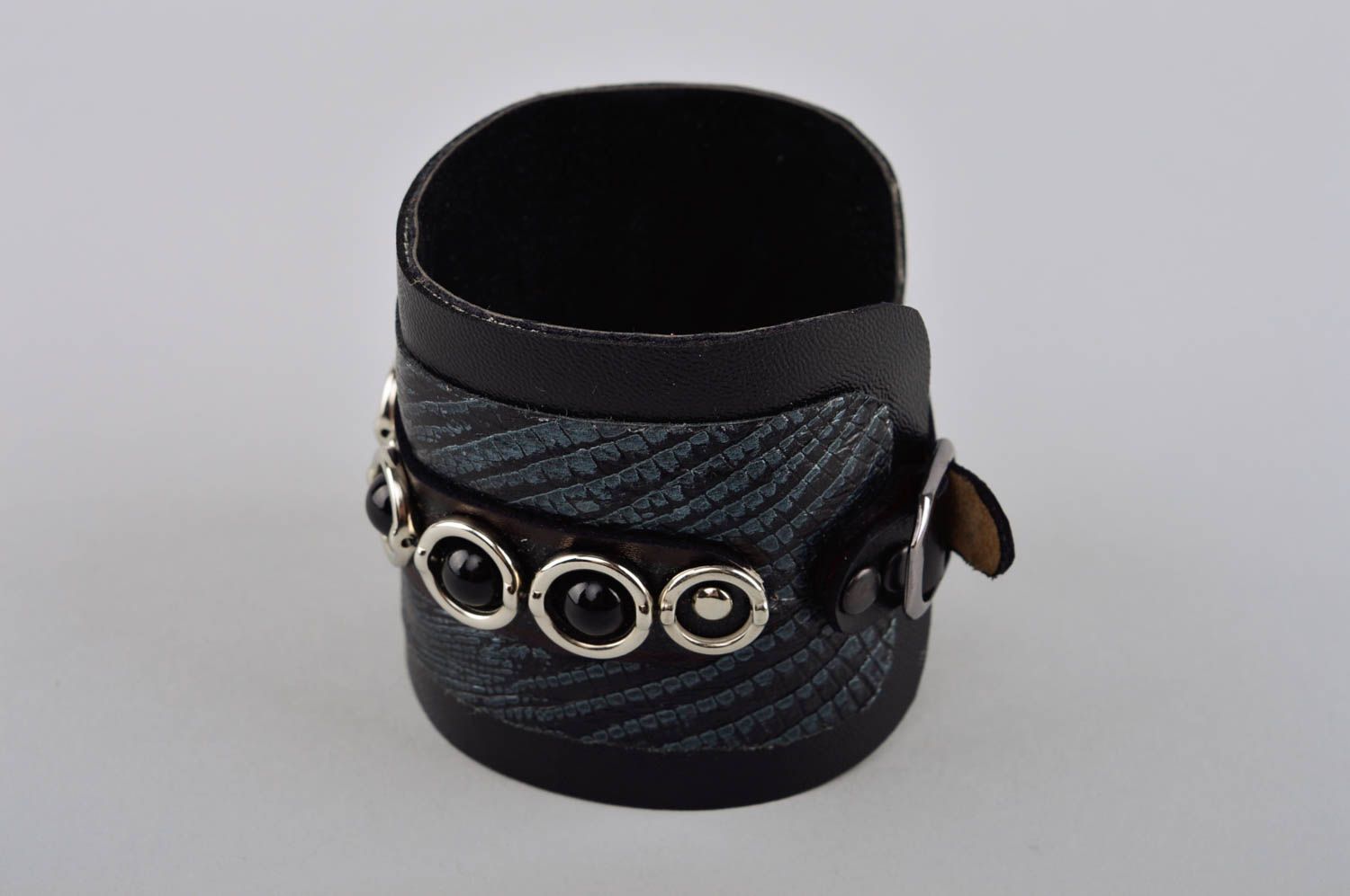 Bracelet large Bijou fait main en cuir noir original stylé Cadeau pour femme photo 3