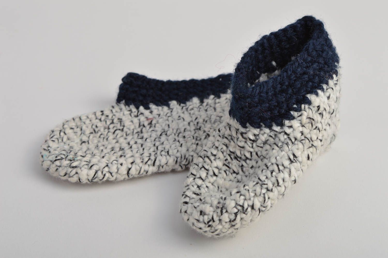 Chaussons bébé fait main Pantoufles tricot au crochet blanc bleu Vêtement bébé photo 5