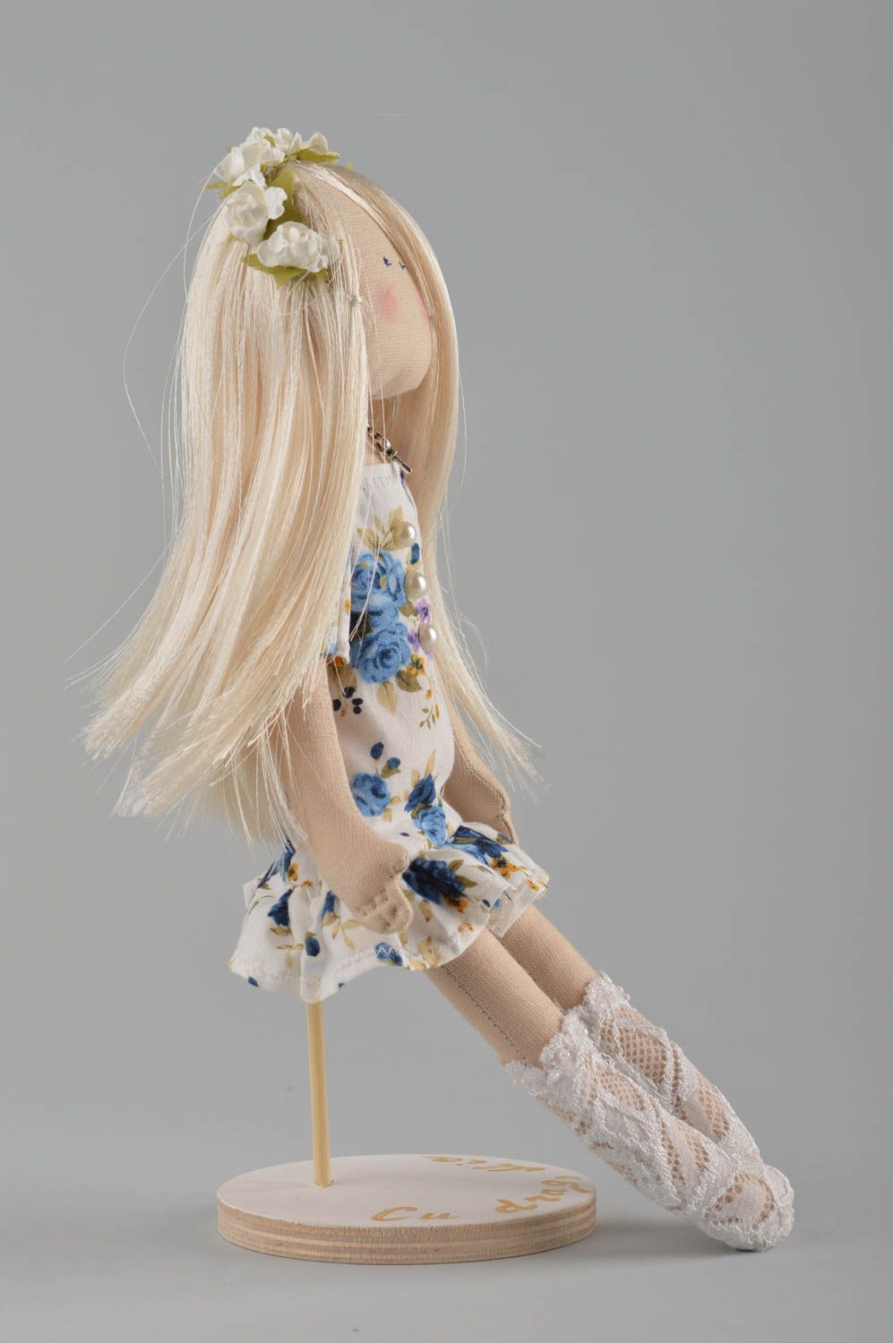Handmade Designer Puppe im blumigen Kleid Stoff Spielzeug Deko Puppe mit Kranz foto 5