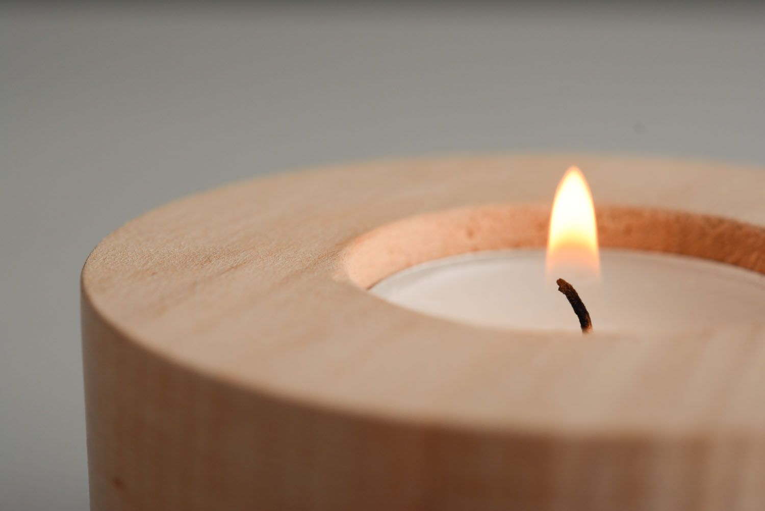 Base de madera con forma del candelero foto 3
