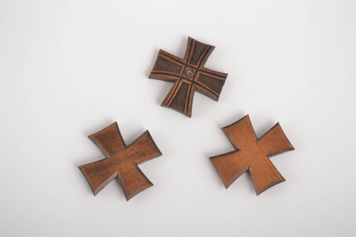 Кресты ручной работы деревянные кресты нательные кресты 3 штуки резные фото 2