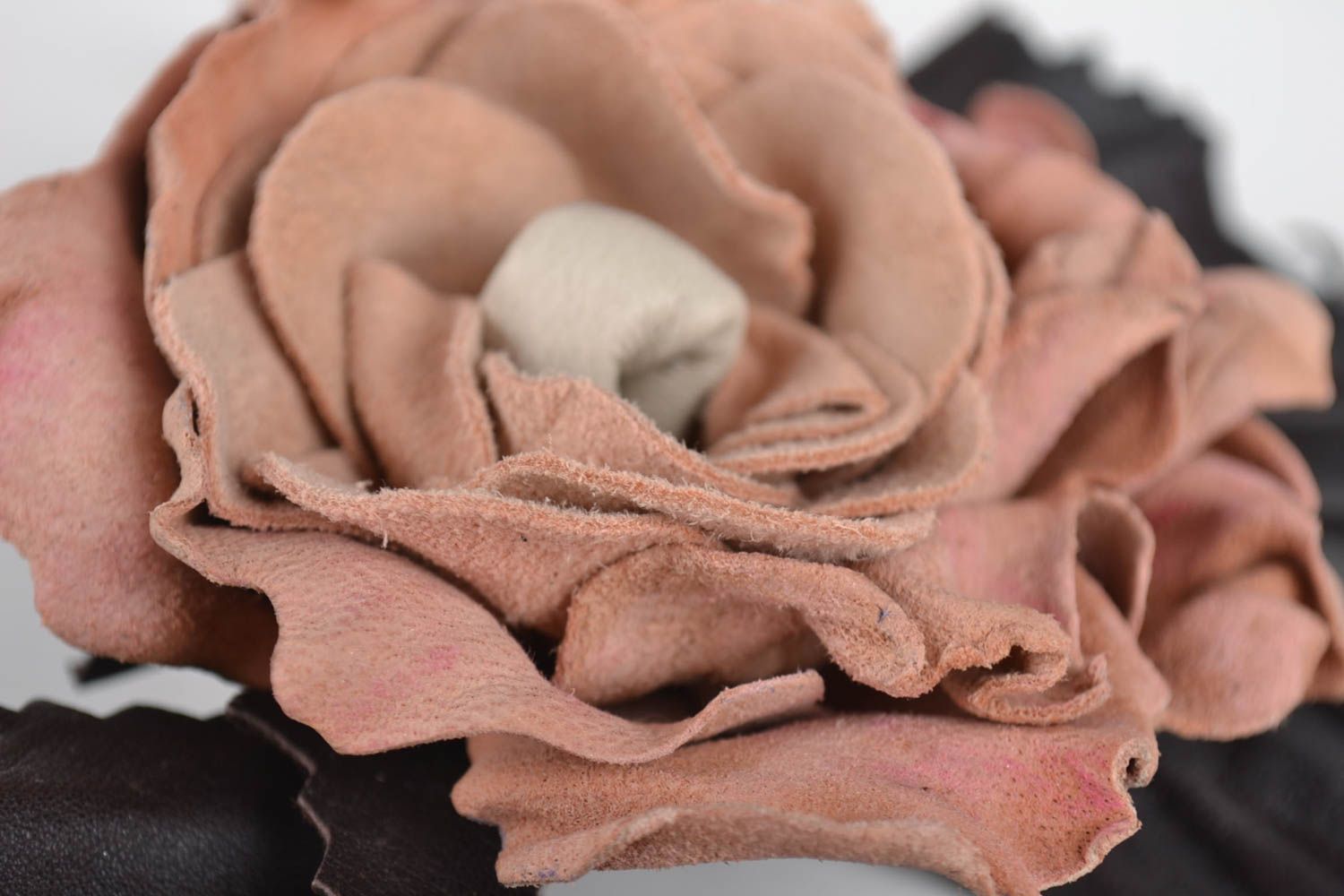 Broche en cuir fait main Broche fantaisie Accessoire femme fleur rose belle photo 2